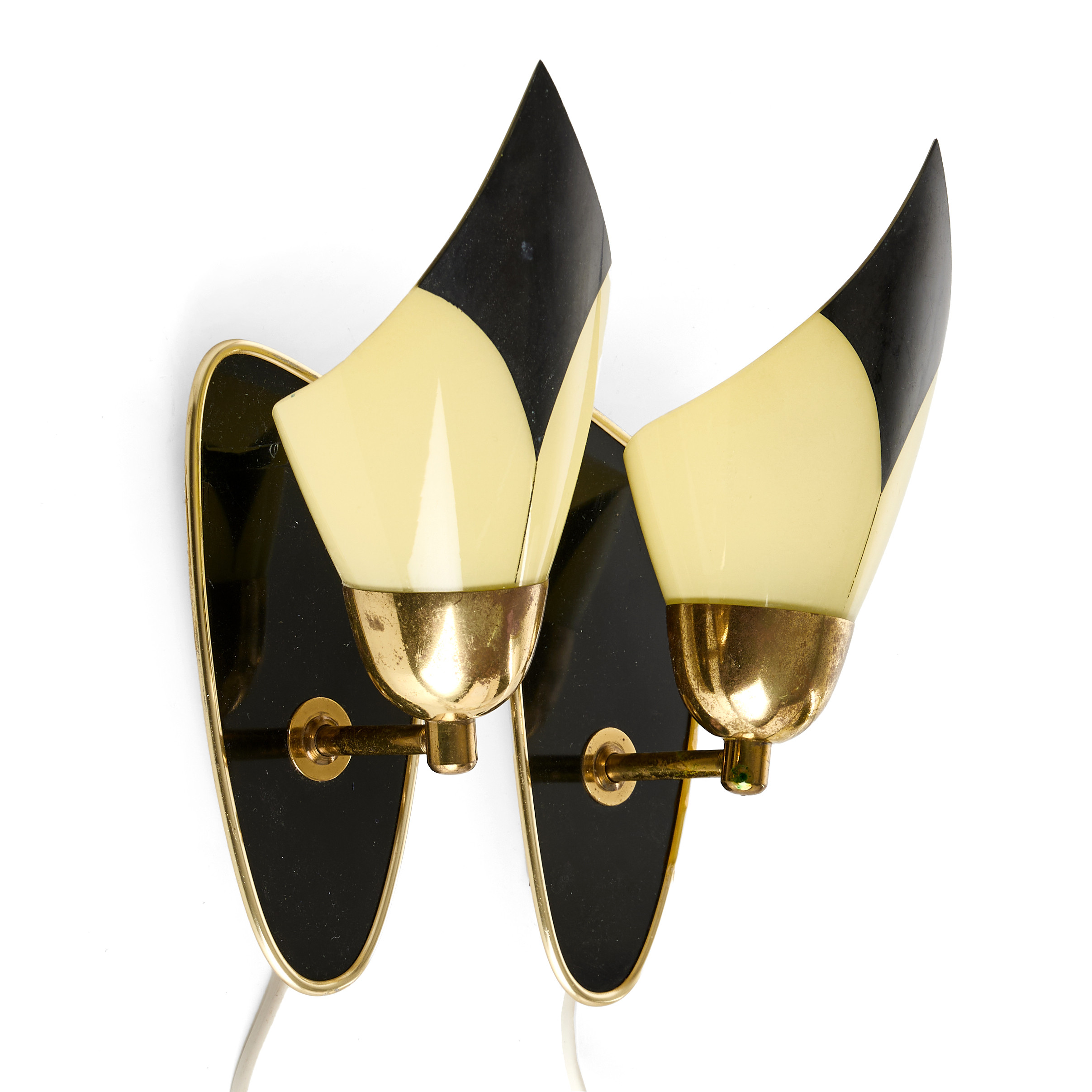 VÄGGLAMPETTER, ett par, 1950-tal, mässing, svartlackerad plåt, skärmar i glas.