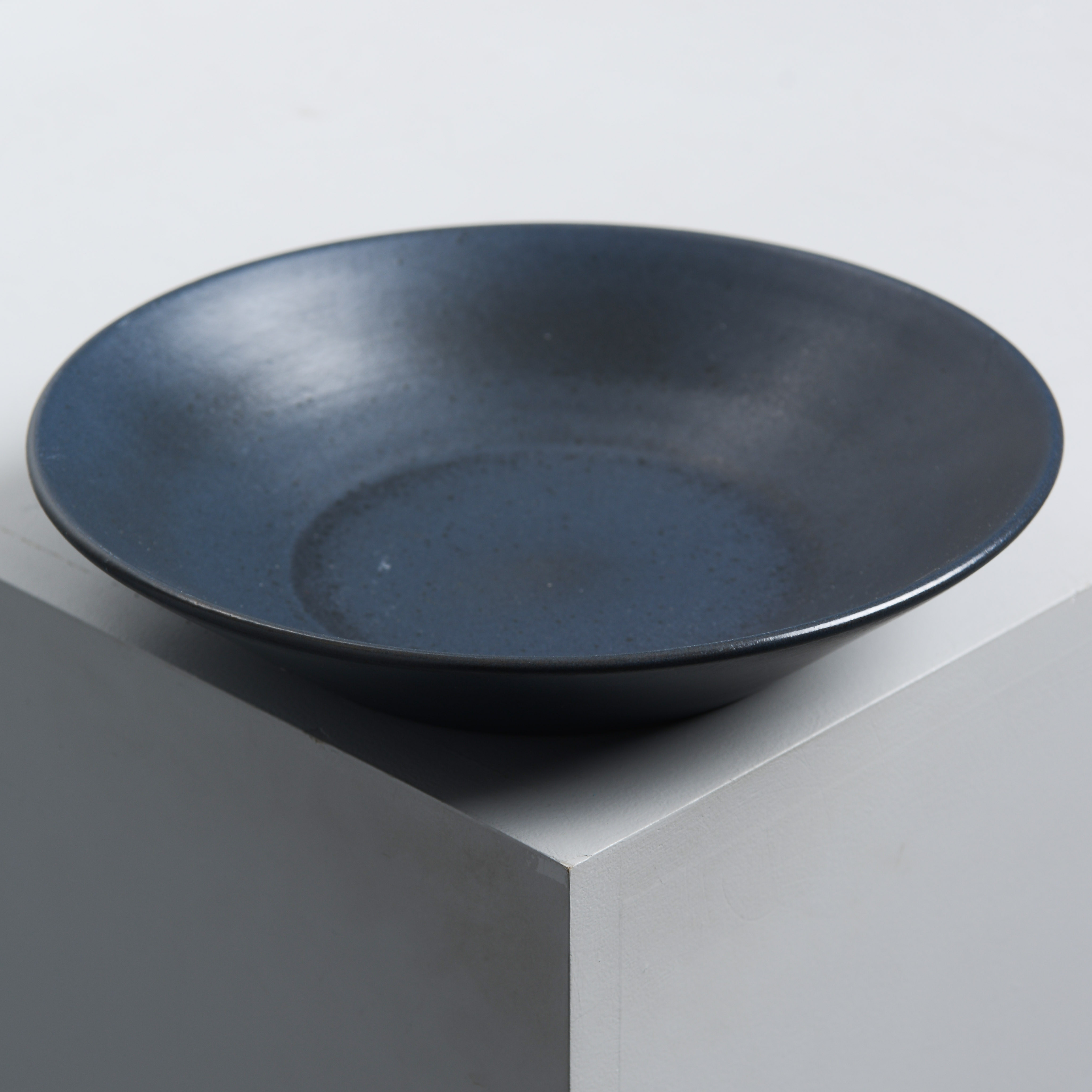 HYONSUN RHEE. "Vinjett", skålfat, modell 5035, Upsala-Ekeby, 1965.