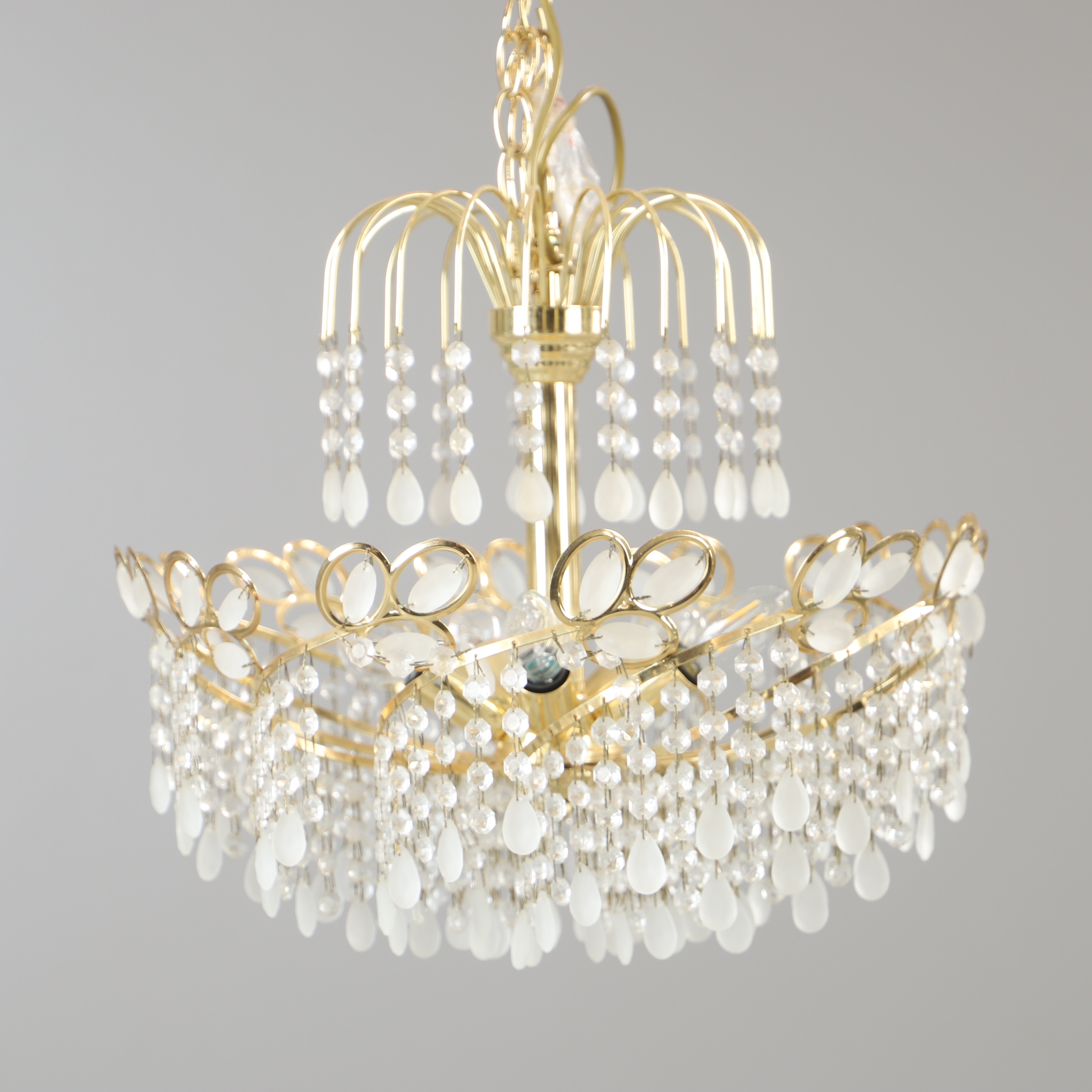 TAKLAMPA, metall med prismor, 1900-talets andra hälft.