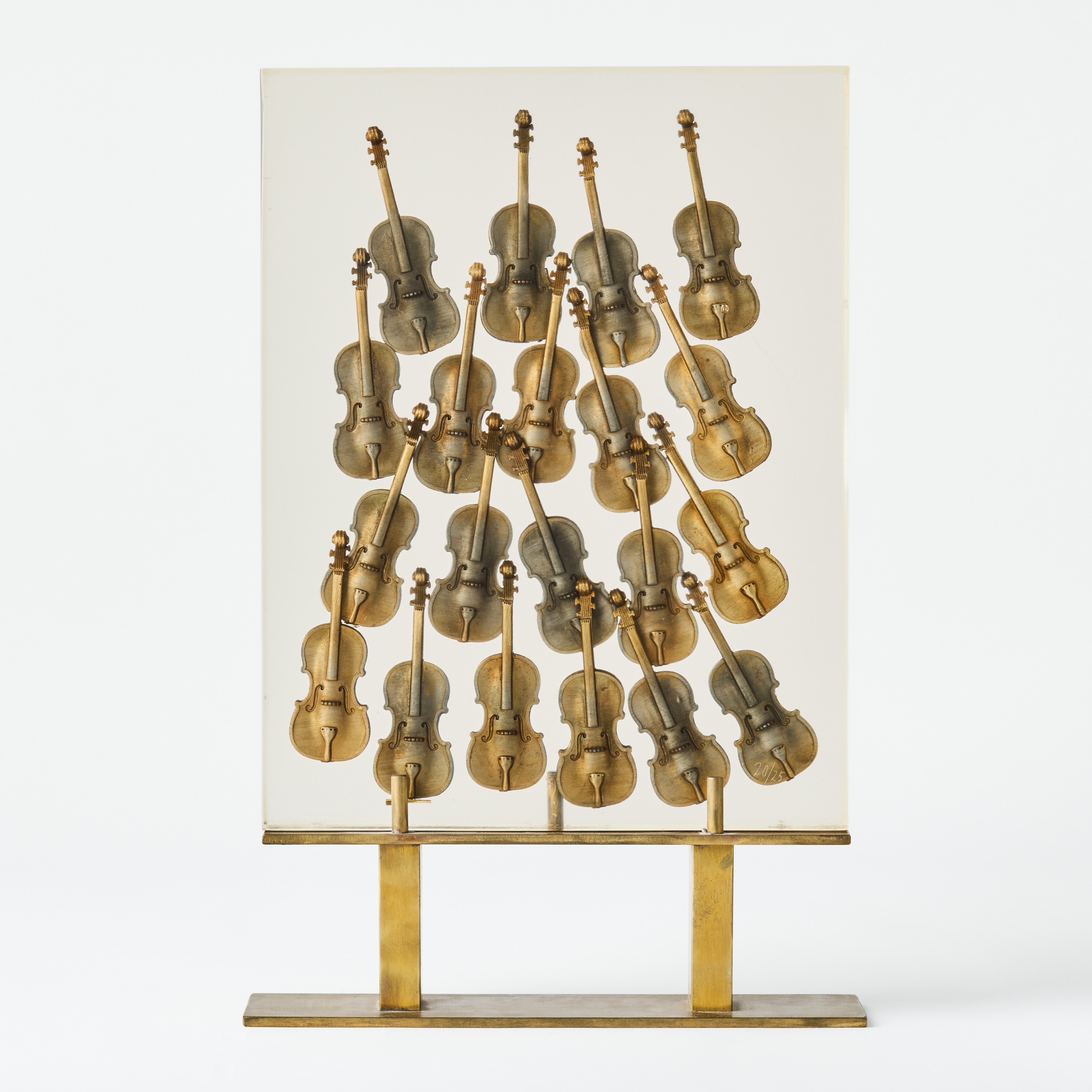 FERNANDEZ ARMAN. ”Accumulation de Violons”.