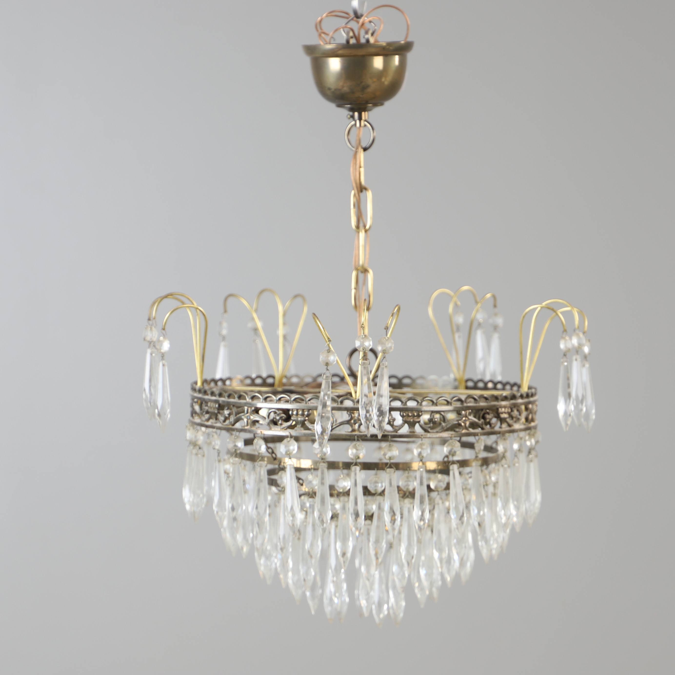 TAKLAMPA, mässing med prismor, 1900-talets andra hälft.