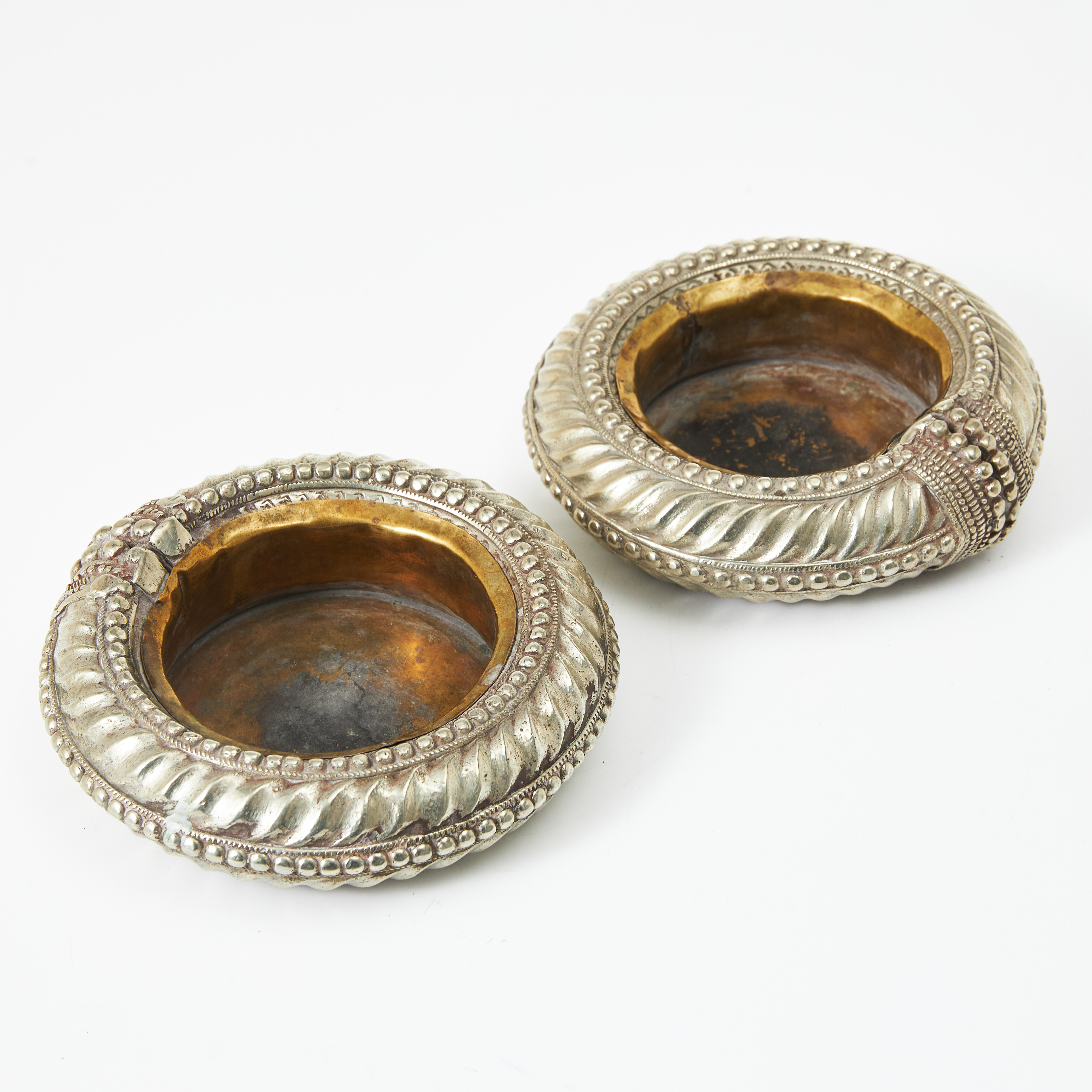 SKÅLAR / ASKFAT, vitmetall, insatser i mässing, 1900-talets andra hälft, omarbetade armringar.