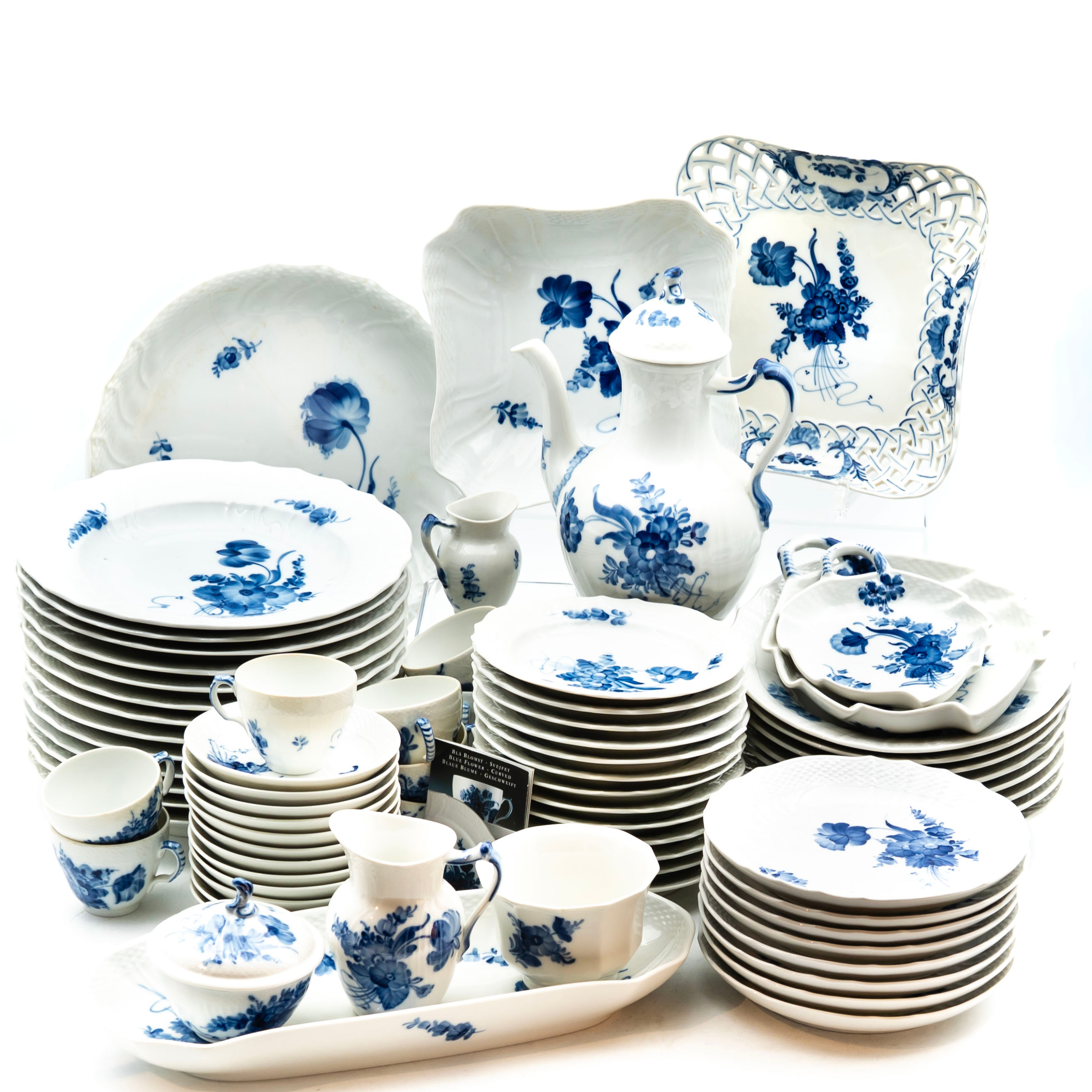 ROYAL COPENHAGEN, "Blå Blomster" 74delar, Blandat innehåll.