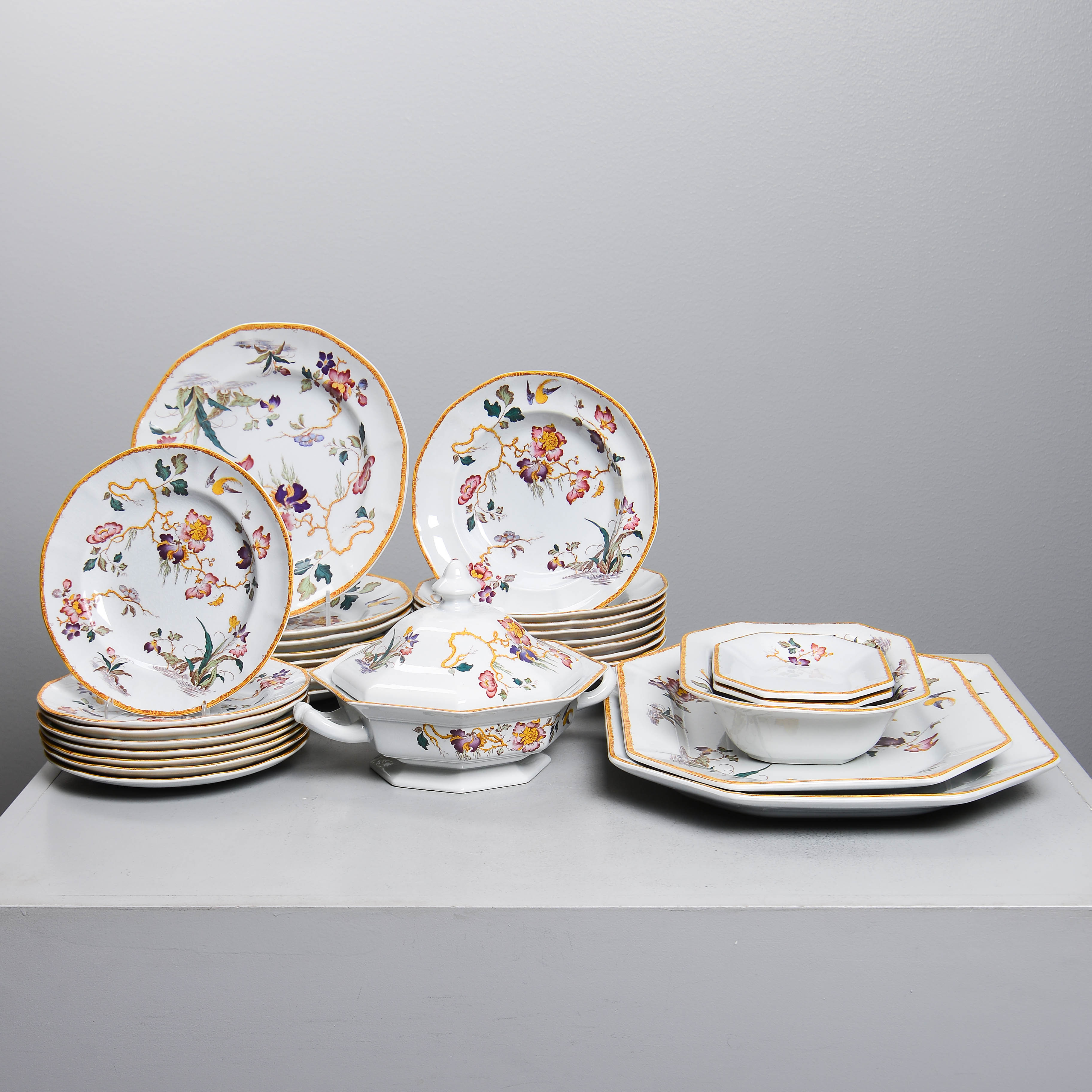 WEDGWOOD, matservis för 8 personer, "Devon Rose", Georgetown Collection, England (29 delar).