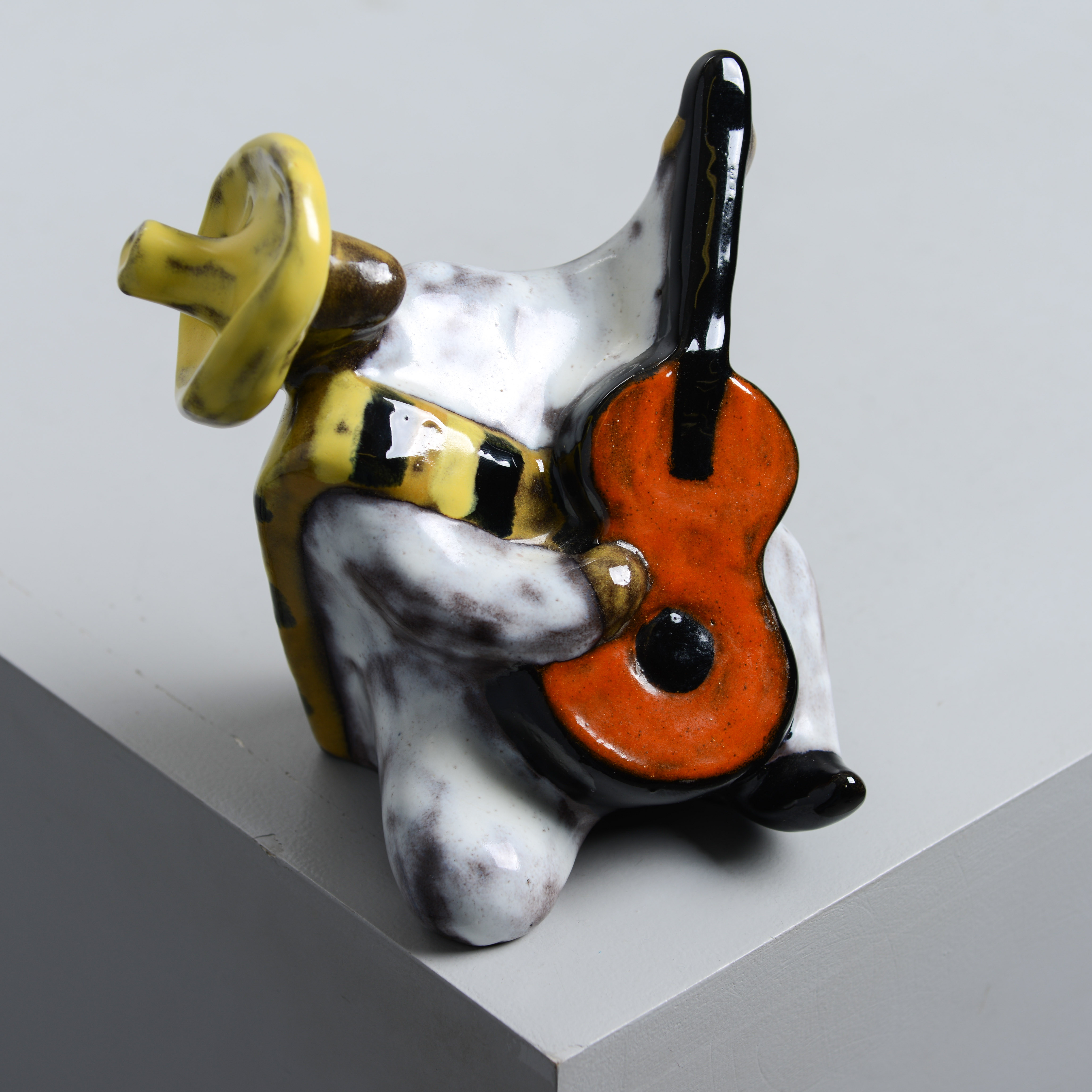 VICKE LINDSTRAND. Skulptur, "Spelande Mexikan", Upsala-Ekeby, 1947-49.