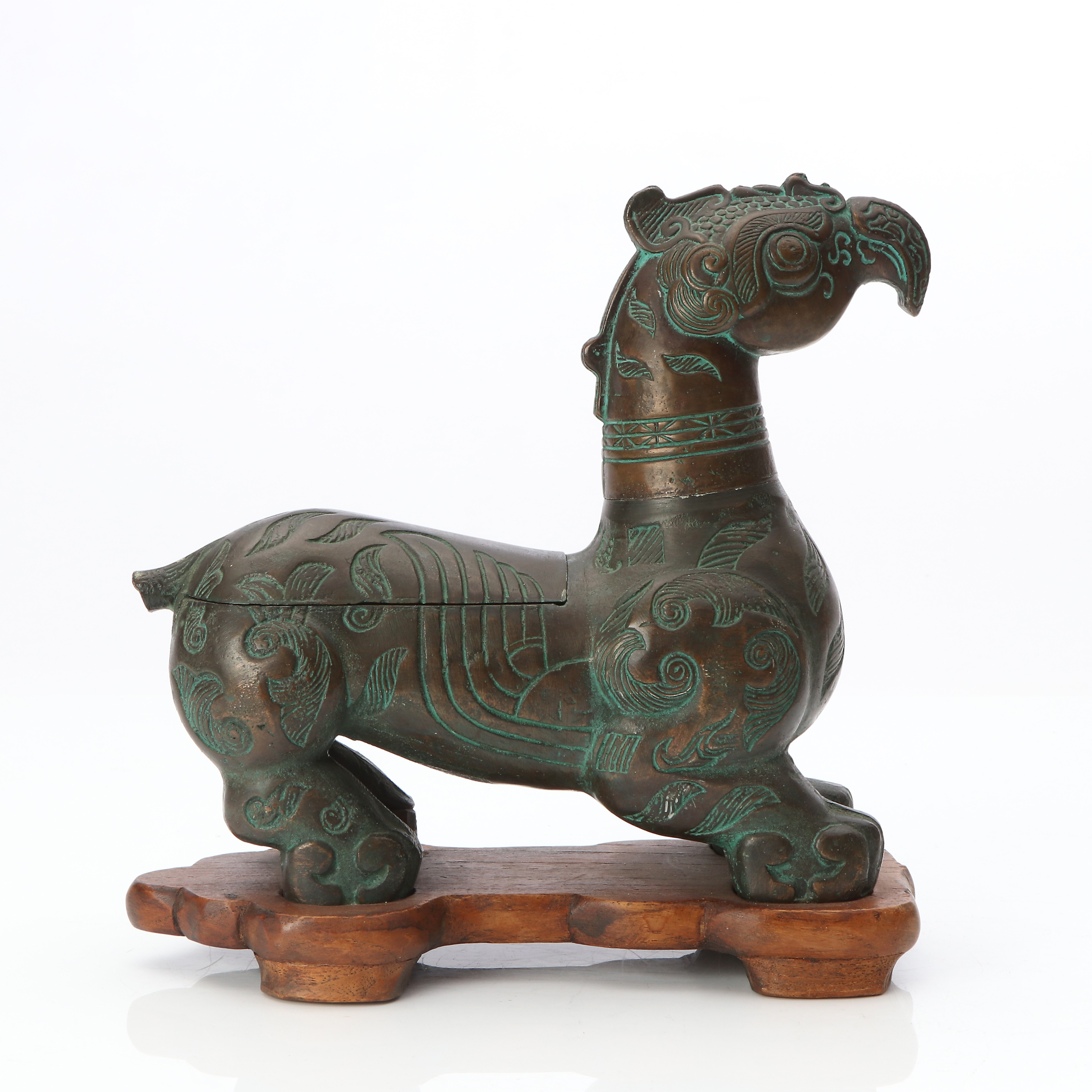 SKULPTUR MED CIGARETTGÖMMA OCH TÄNDARE. Patinerad gjutmetall. I form av fabeldjur. 1900-tal.