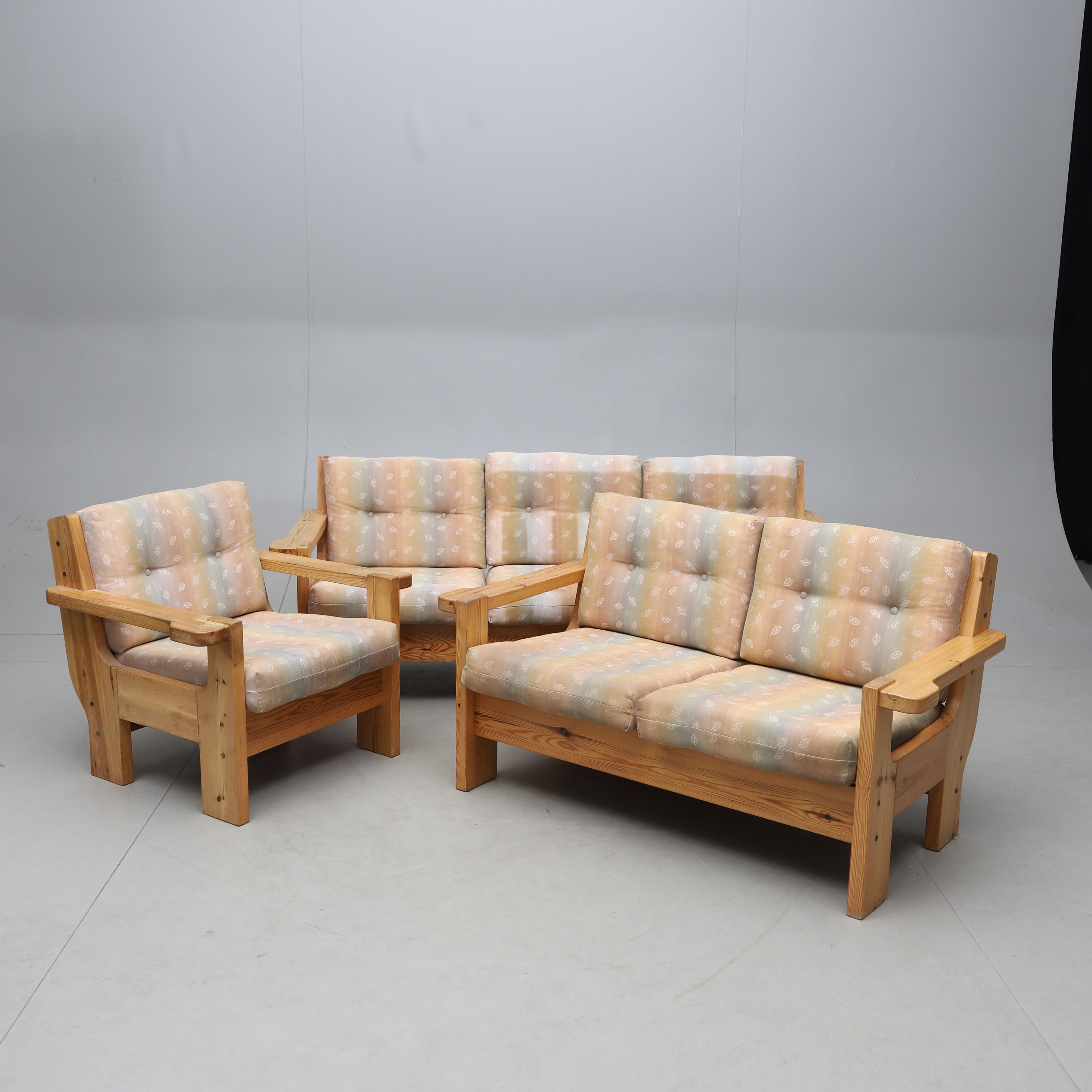 FÅTÖLJ & SOFFOR, 2 st, furu, 1900-talets andra hälft.