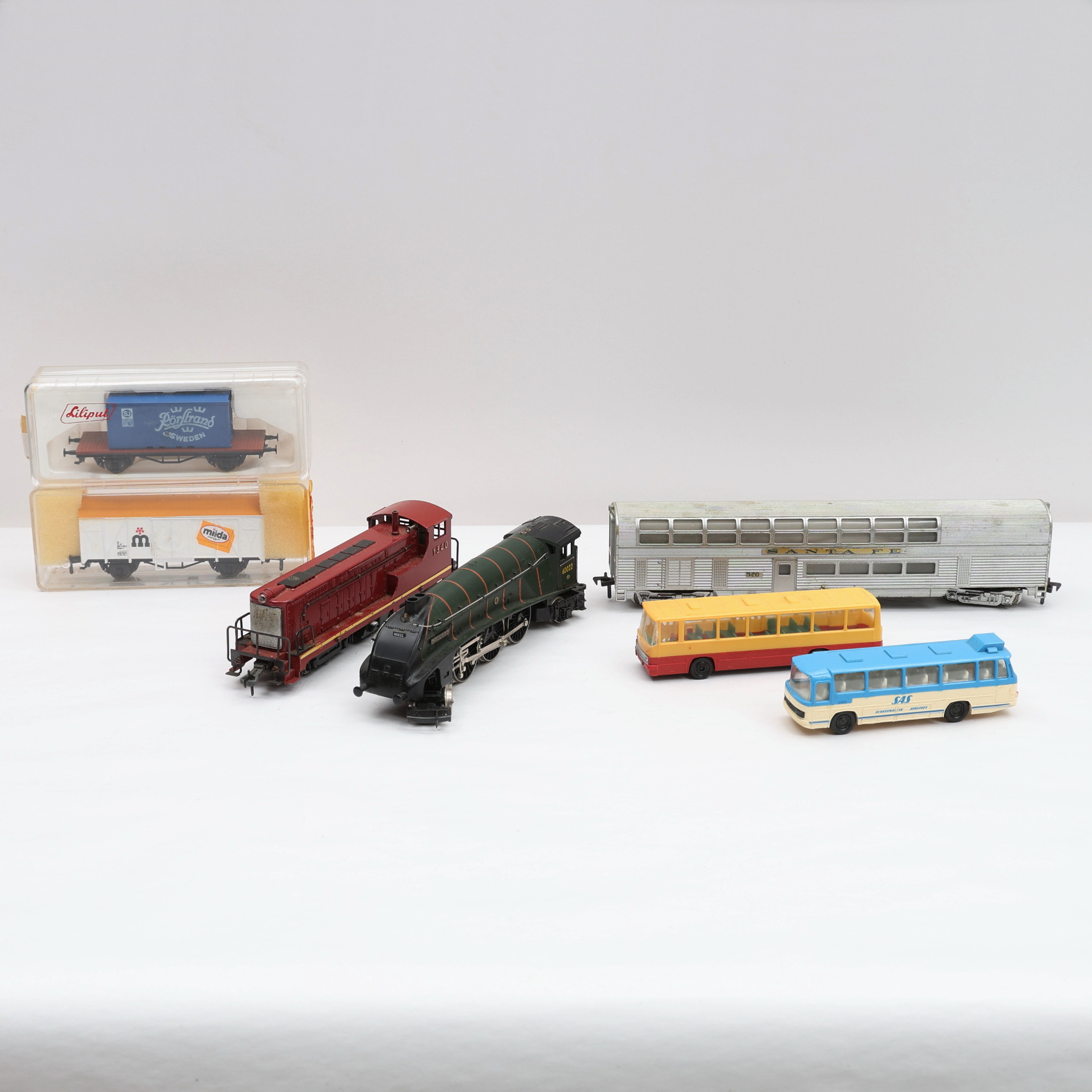 MODELLTÅG, 25 delar, blandad samling, lok/vagnar, H0, 1900-tal.