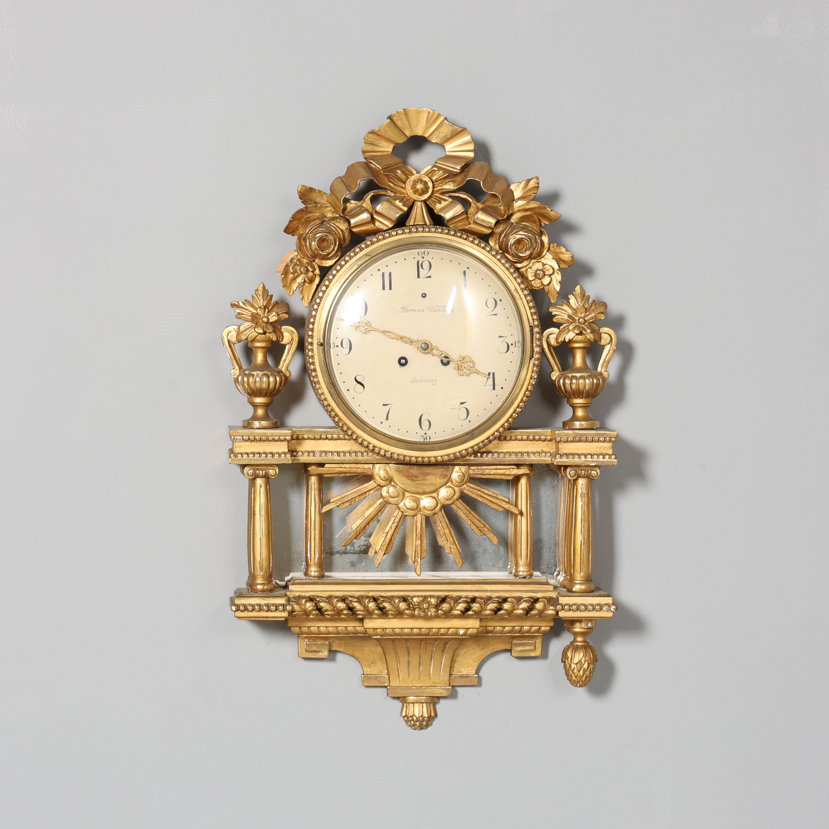 VÄGGPENDYL, gustaviansk stil, förgylld trä, Herman Wahlberg, Göteborg, 1900-tal.