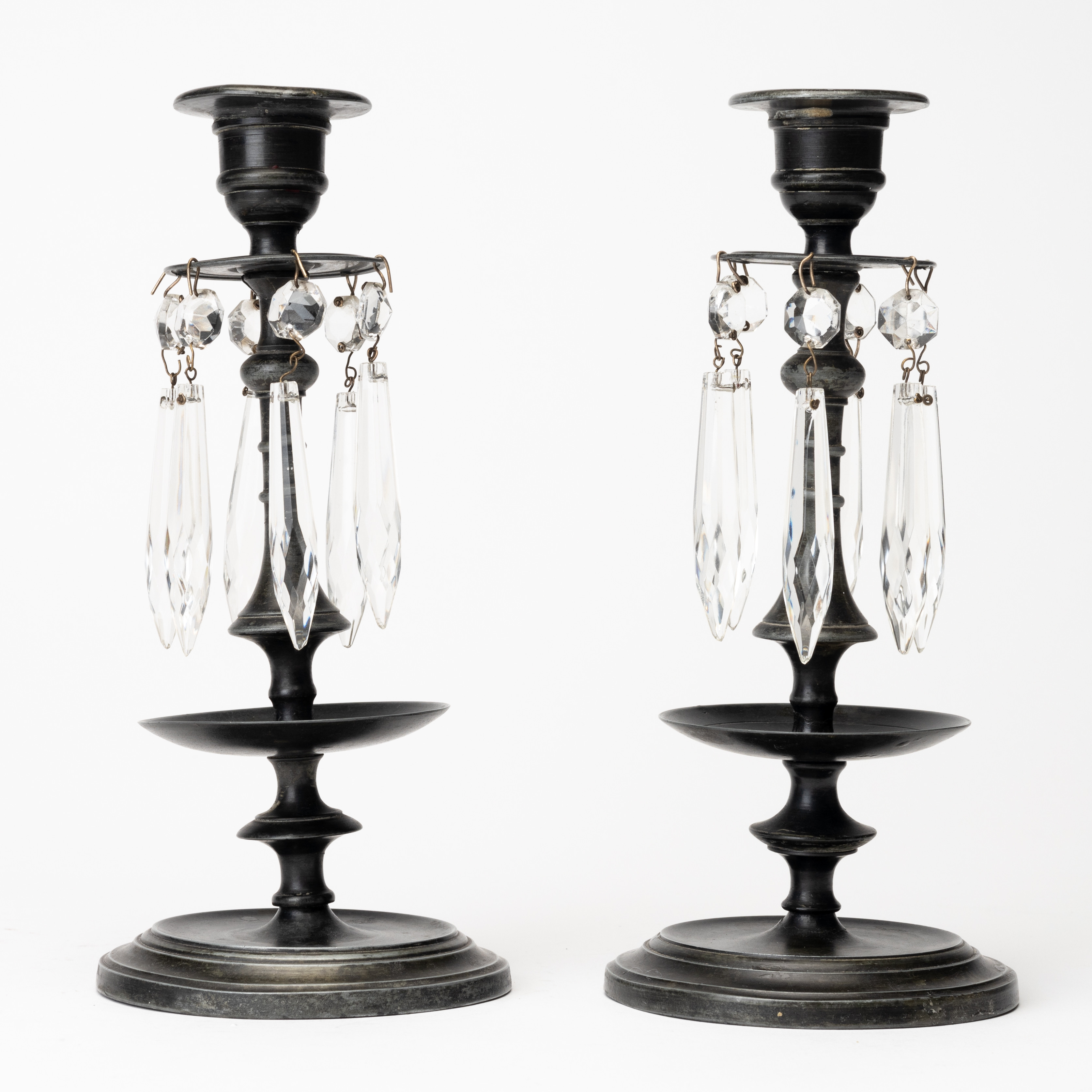 LJUSSTAKAR, 1 par, patinerad vitmetall, med prismor, omkring 1900.