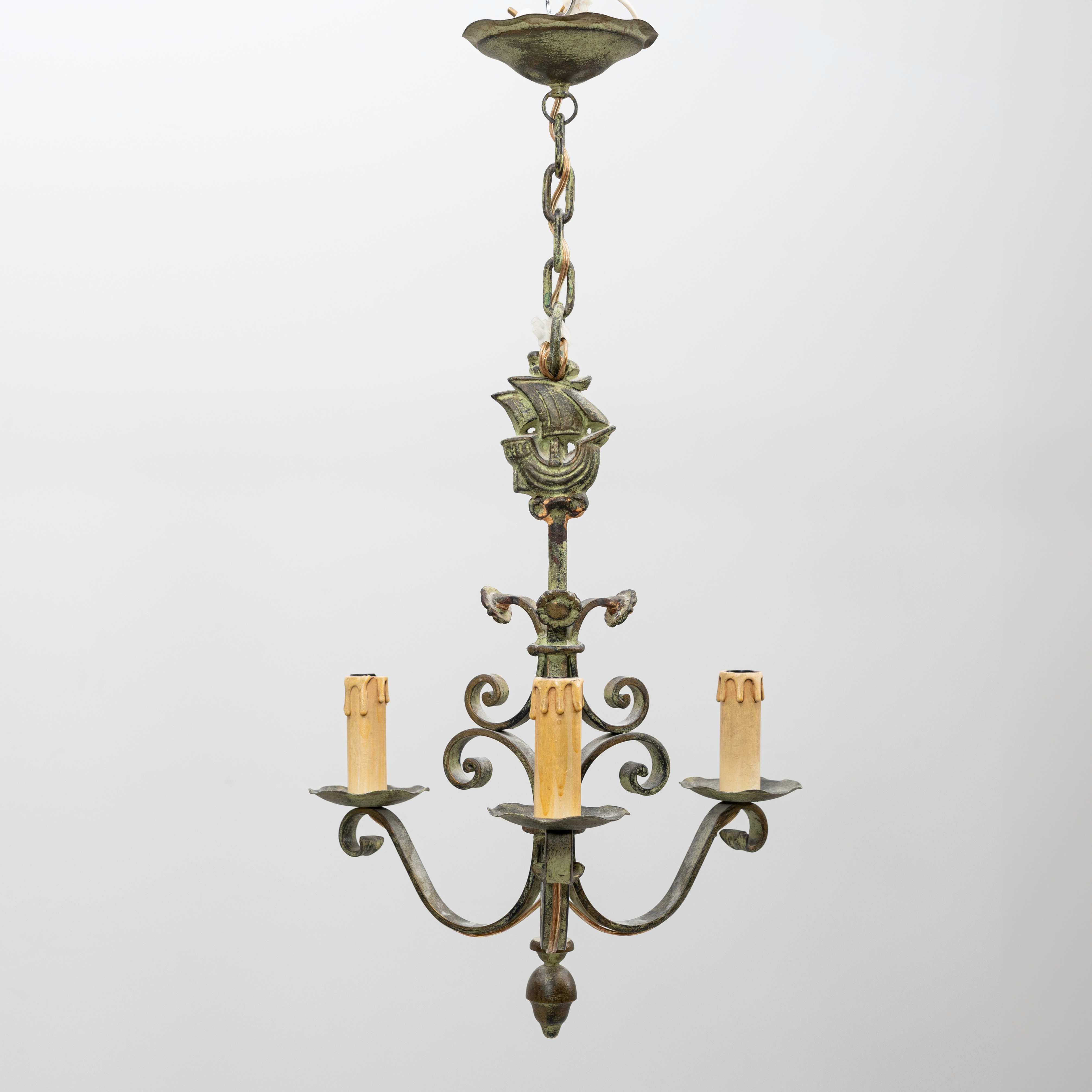 TAKLAMPA, metall, 1900-talets första hälft. Höjd ca 67 cm.