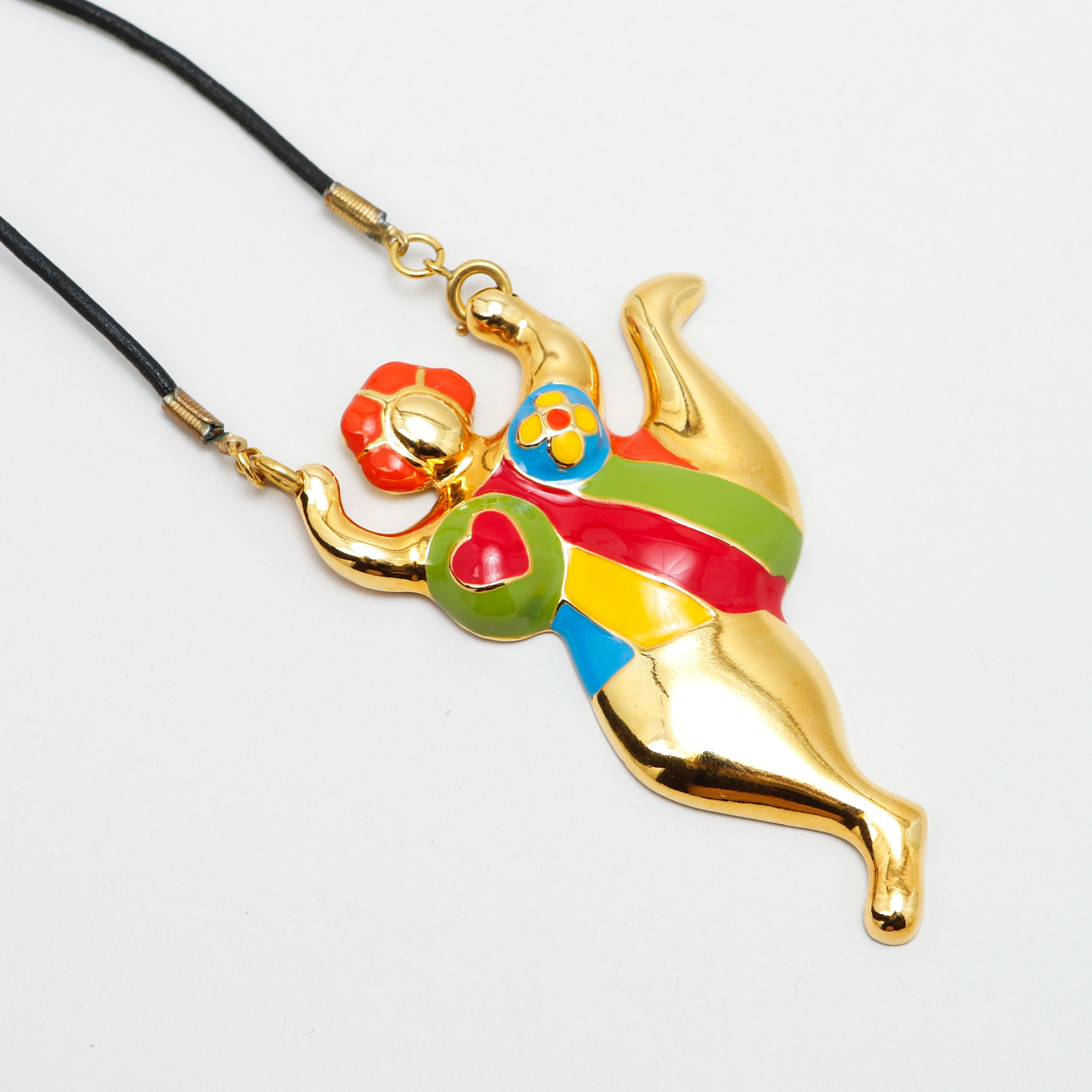 NIKKI DE SAINT PHALLE. Hänge, guldmetall, kallemalj, JNF Production.