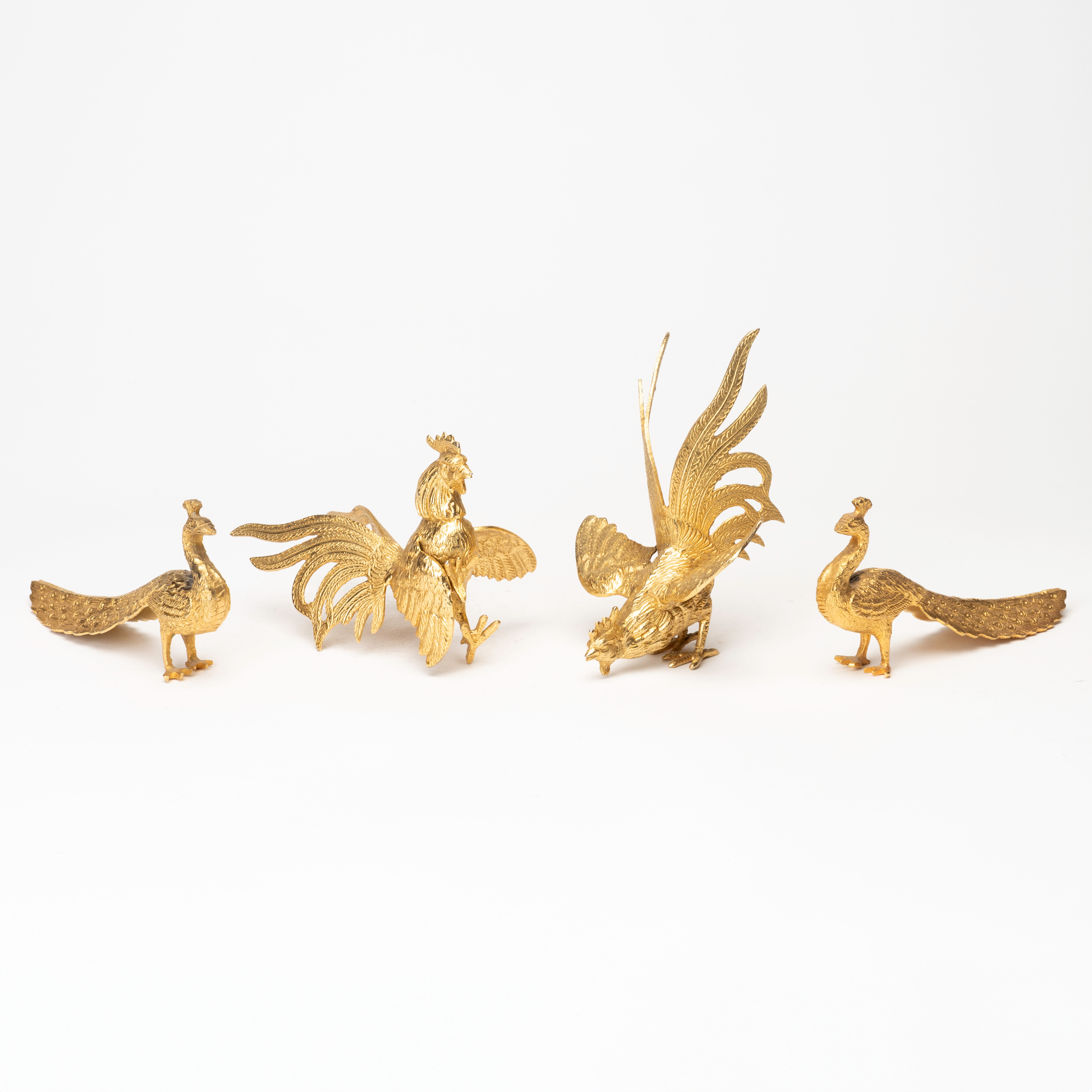 BORDSDEKOARTION, 4 st, gulfärgad metall, i form av påfåglar och tuppar, samtida.