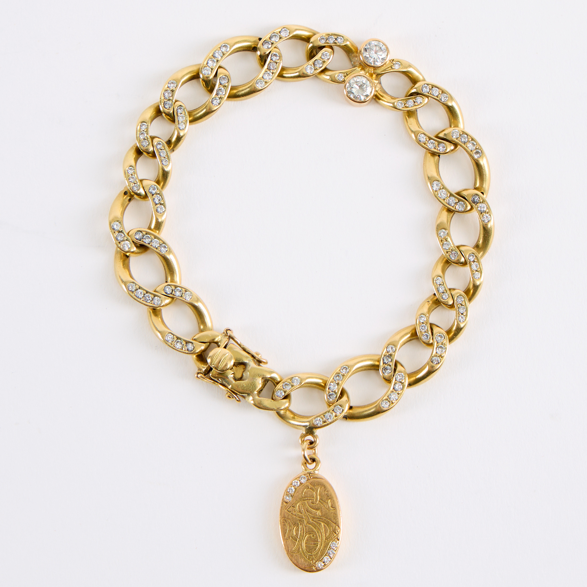 ARMBAND. Guld 18K besatt med flertalet diamanter, varav de två största c:a 0,25 ct/styck (I-J, SI).