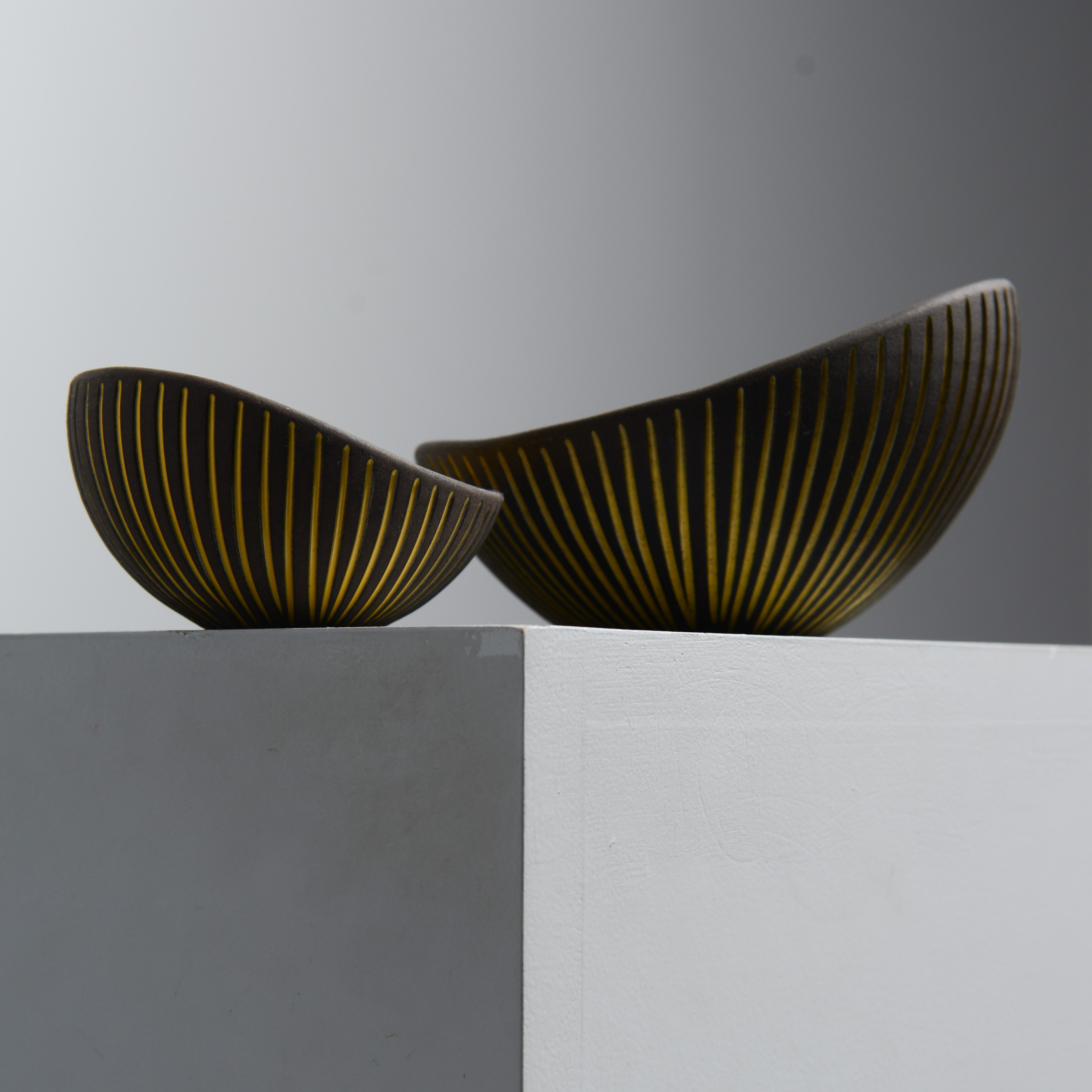 HJÖRDIS OLDFORS. "Kokos", skålar, 2 st, modell 5026 & 5025, Upsala-Ekeby, 1954.