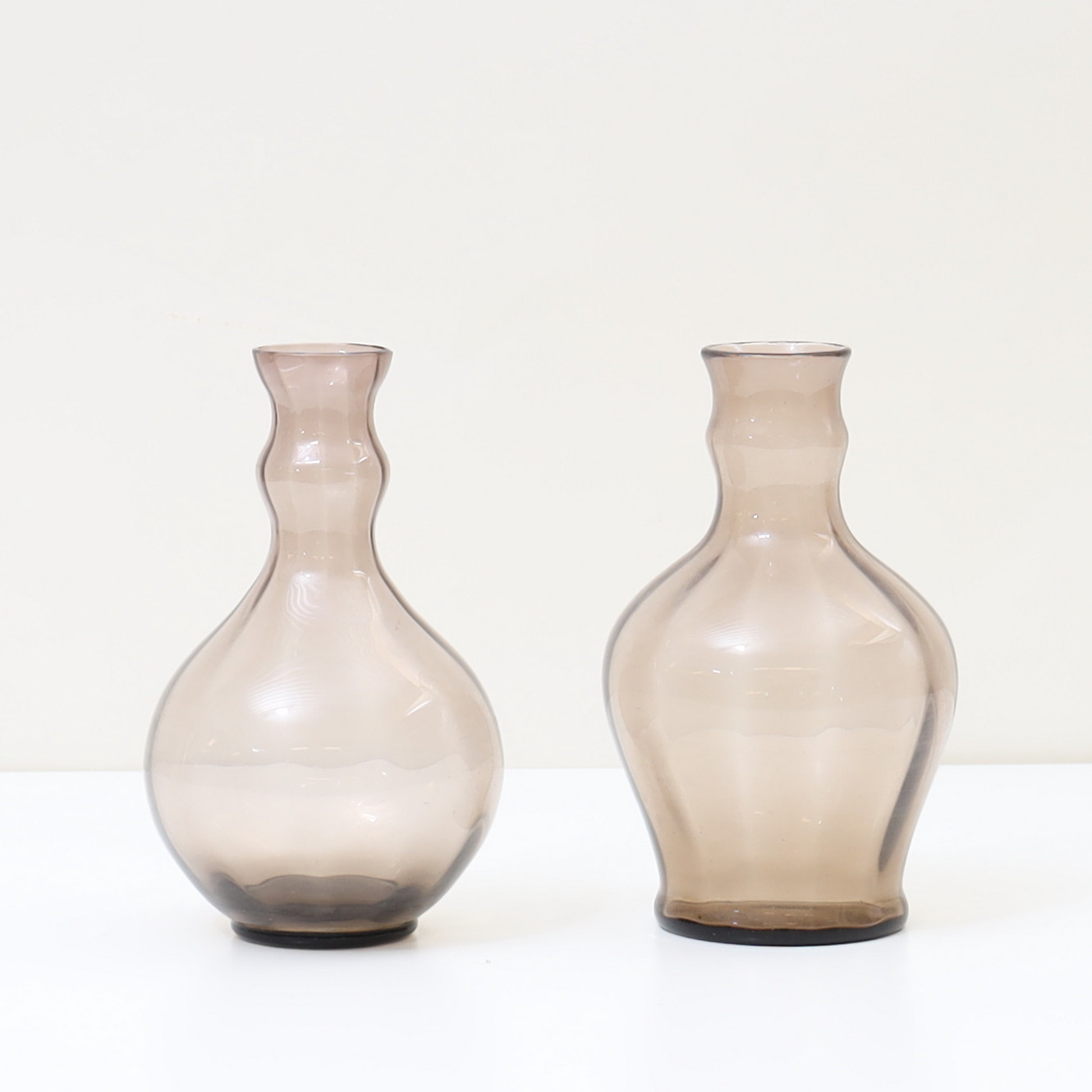 EDWARD HALD. Nattkaraffer ett par, snarlika, Sandviks/Orrefors glasbruk.