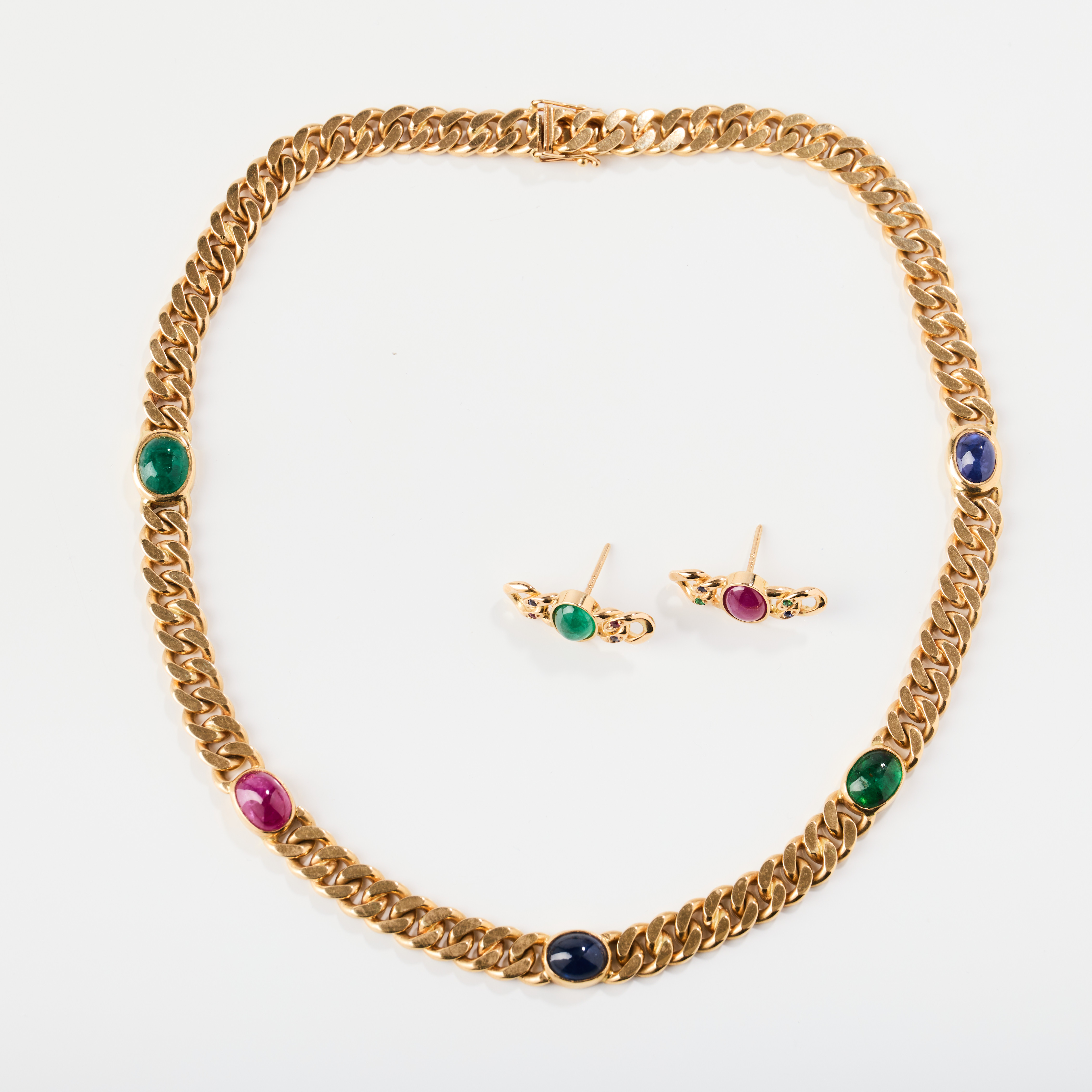 COLLIER + ÖRHÄNGEN, ett par, 18K guld med multifärgade stenar, svenska stämplar, 1980/90-tal.