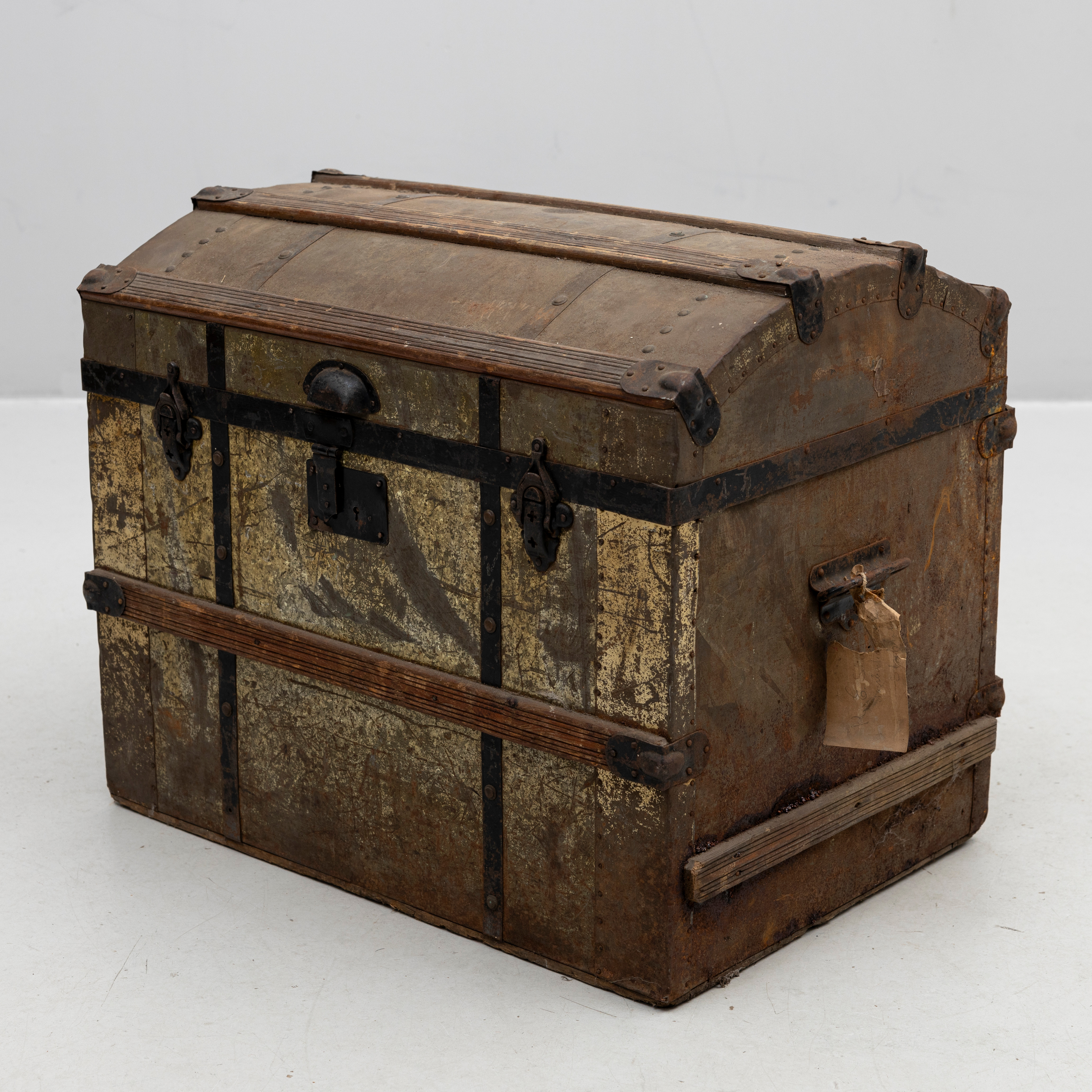 KOFFERT, välvt lock, 1900-tal.