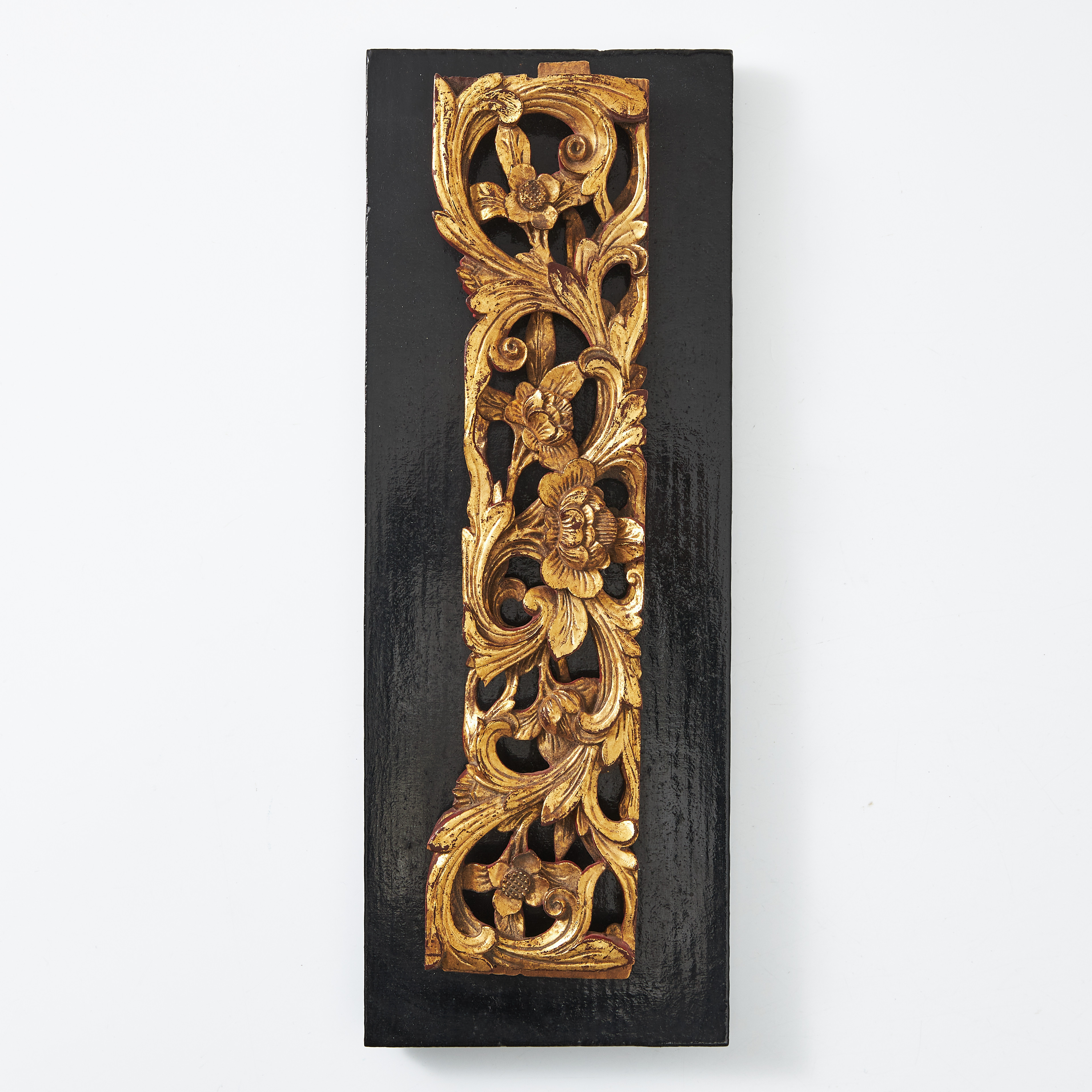 FRAGMENT, trä, Kina, 1800-tal, skuren dekor av blommor och blad, förgylld.