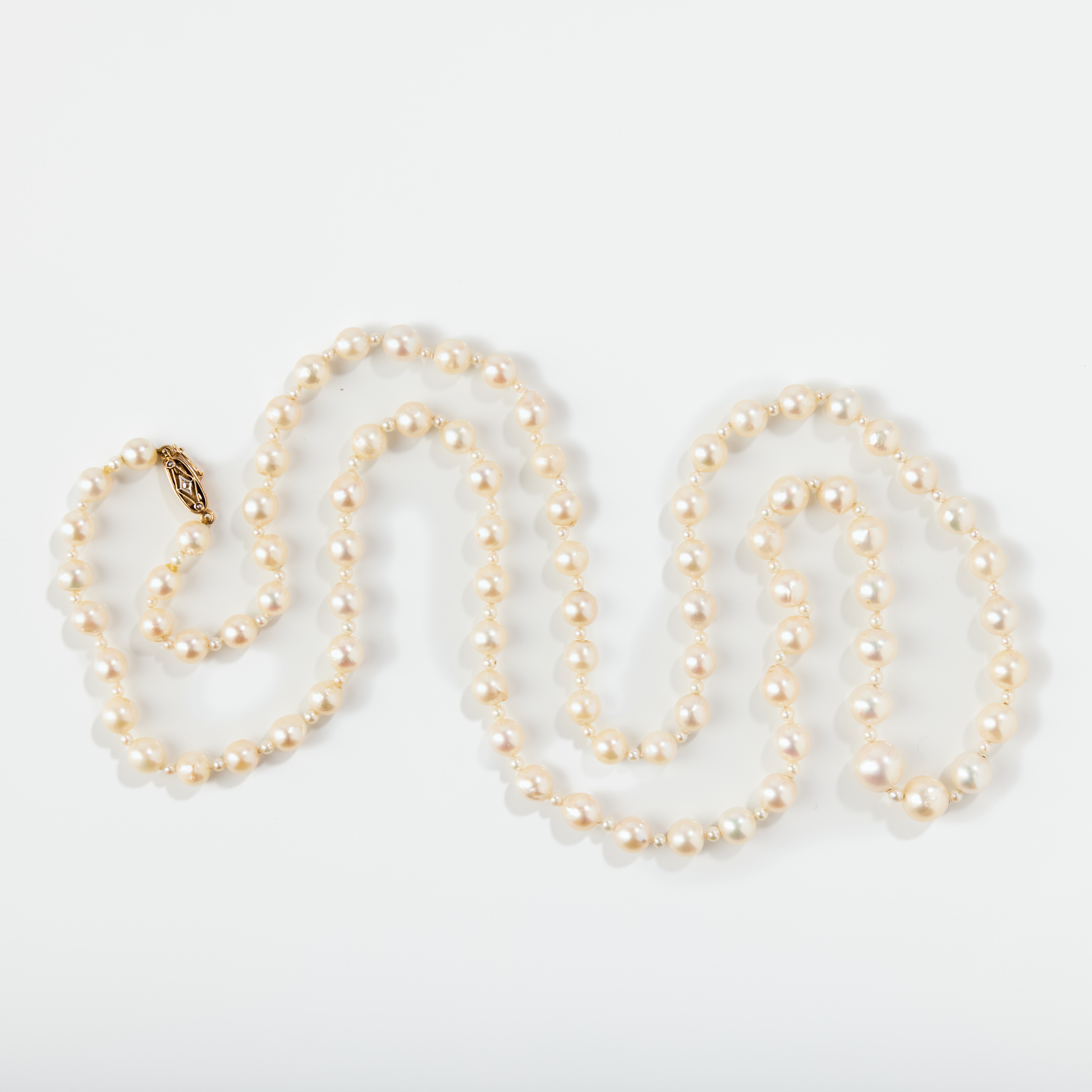 PÄRLCOLLIER, odlade pärlor och lås i 18K guld, Wilhelm Harbeck, Stockholm 1947.