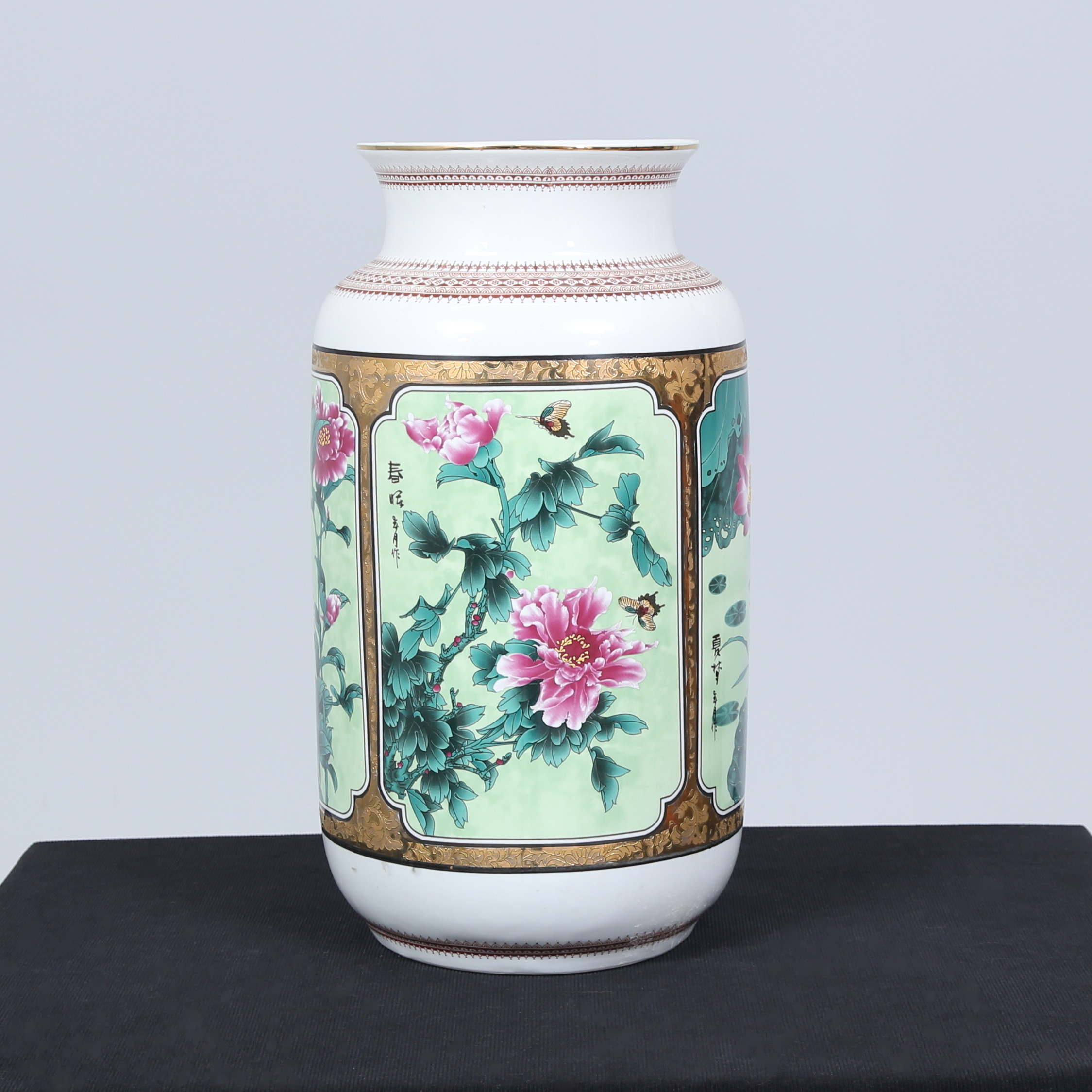 VAS, porslin, Asien, dekor av lotusblommor.