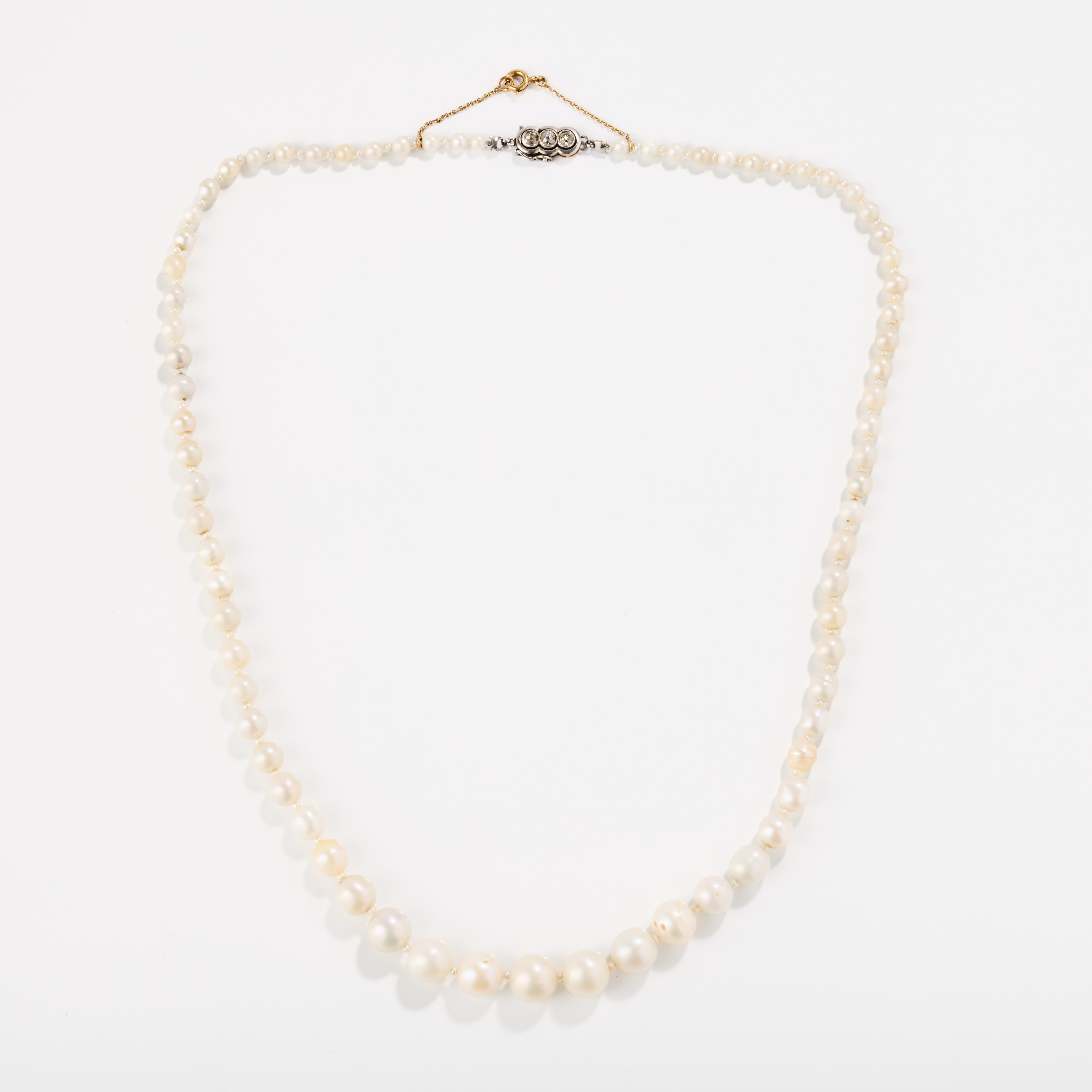 PÄRLCOLLIER, flodpärlor med lås i tvåfärgat 18K guld med diamanter, 1920-tal.