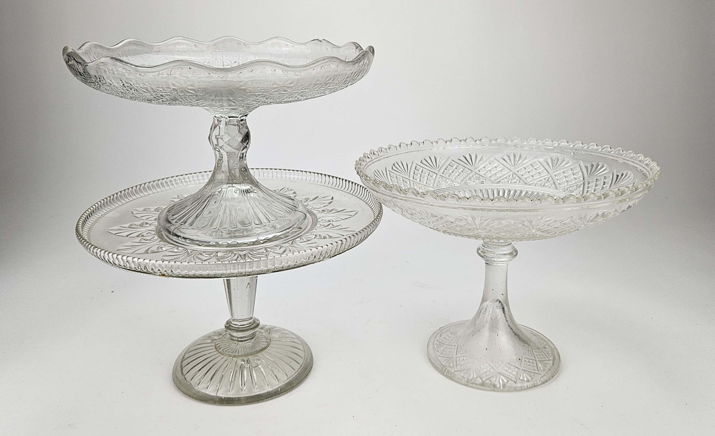 FAT- OCH SKÅLAR PÅ FOT, glas, 1900-tal.