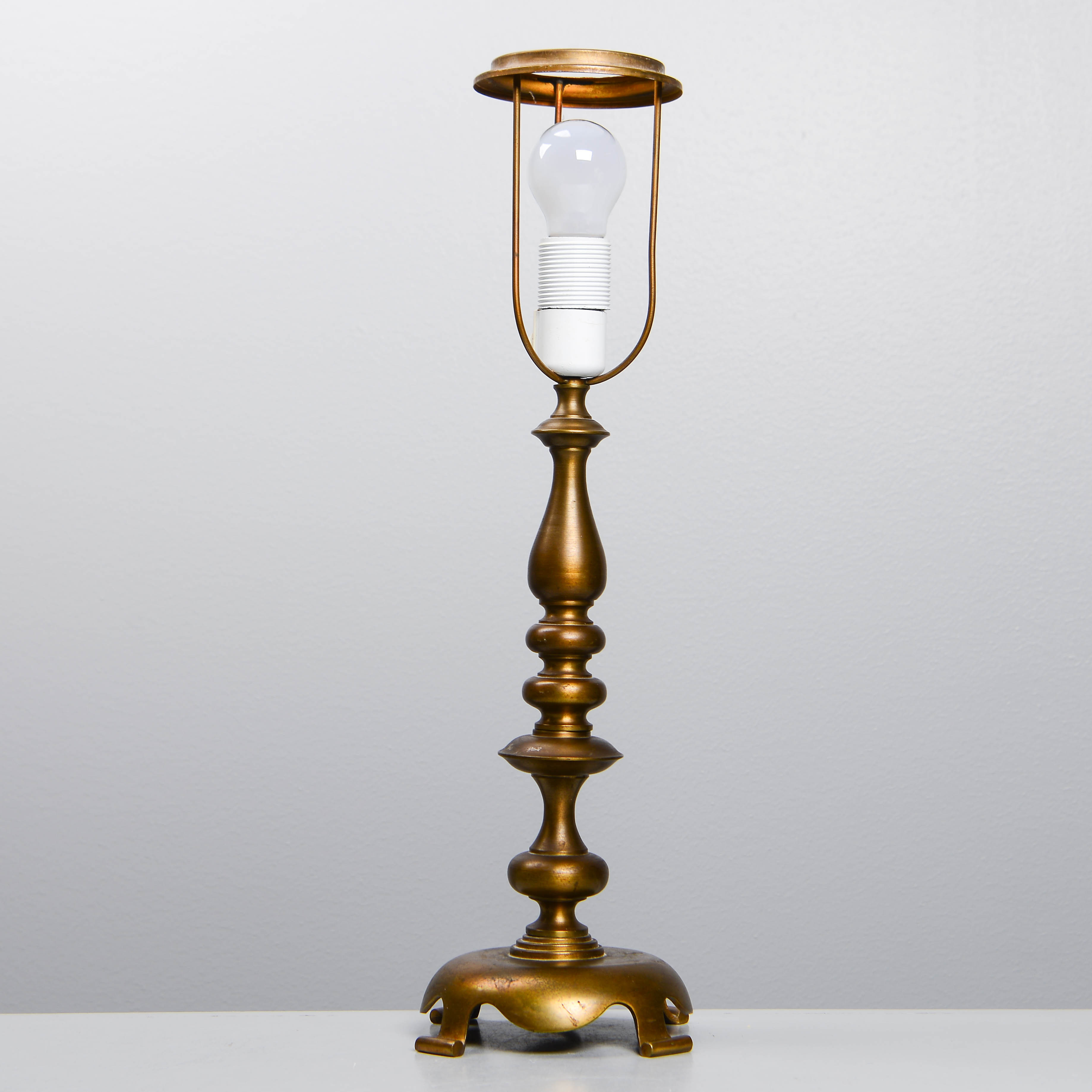 BORDSLAMPA, mässing, 1900-talets första del.