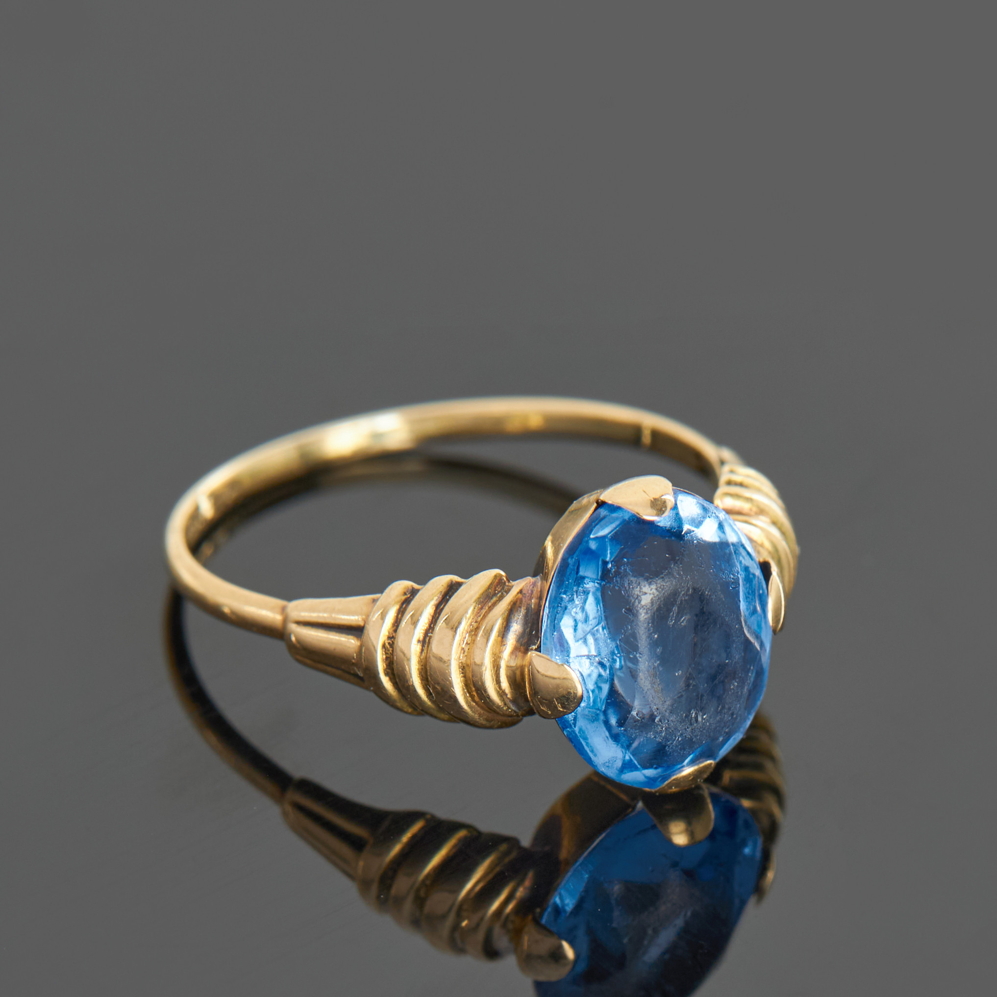 RING, 14k guld med en blå glassten.