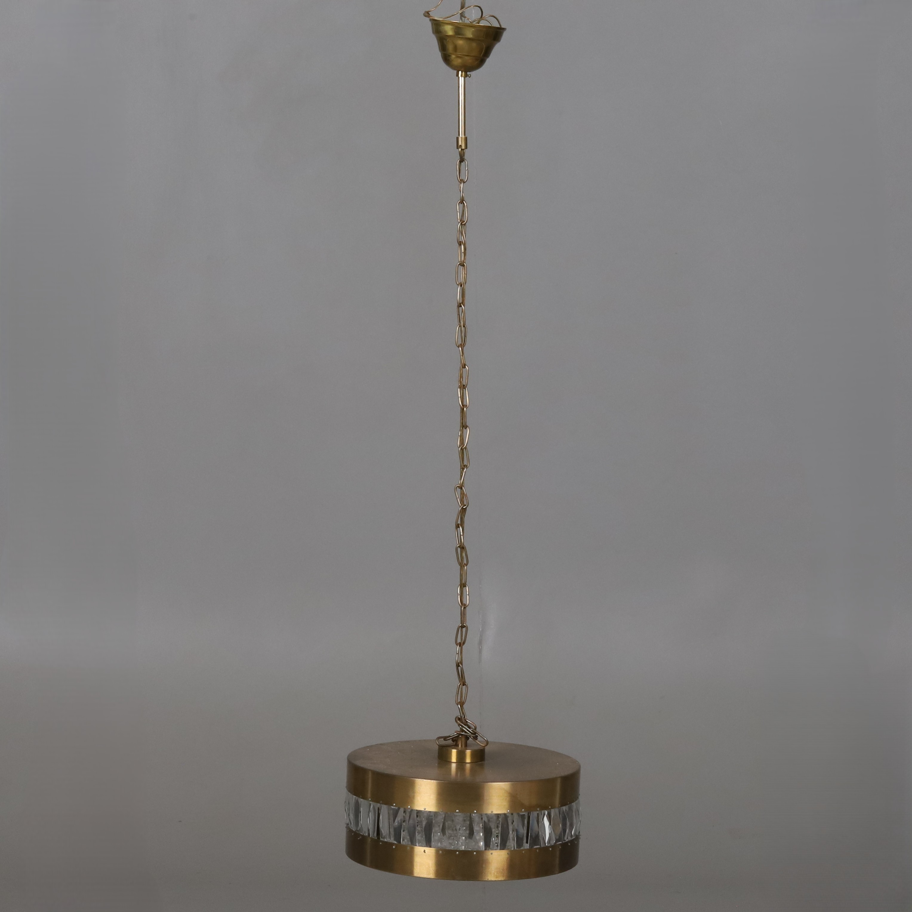 TAKLAMPA. Mässing med prismor och innerglaskupa, 1900-talets andra halva.