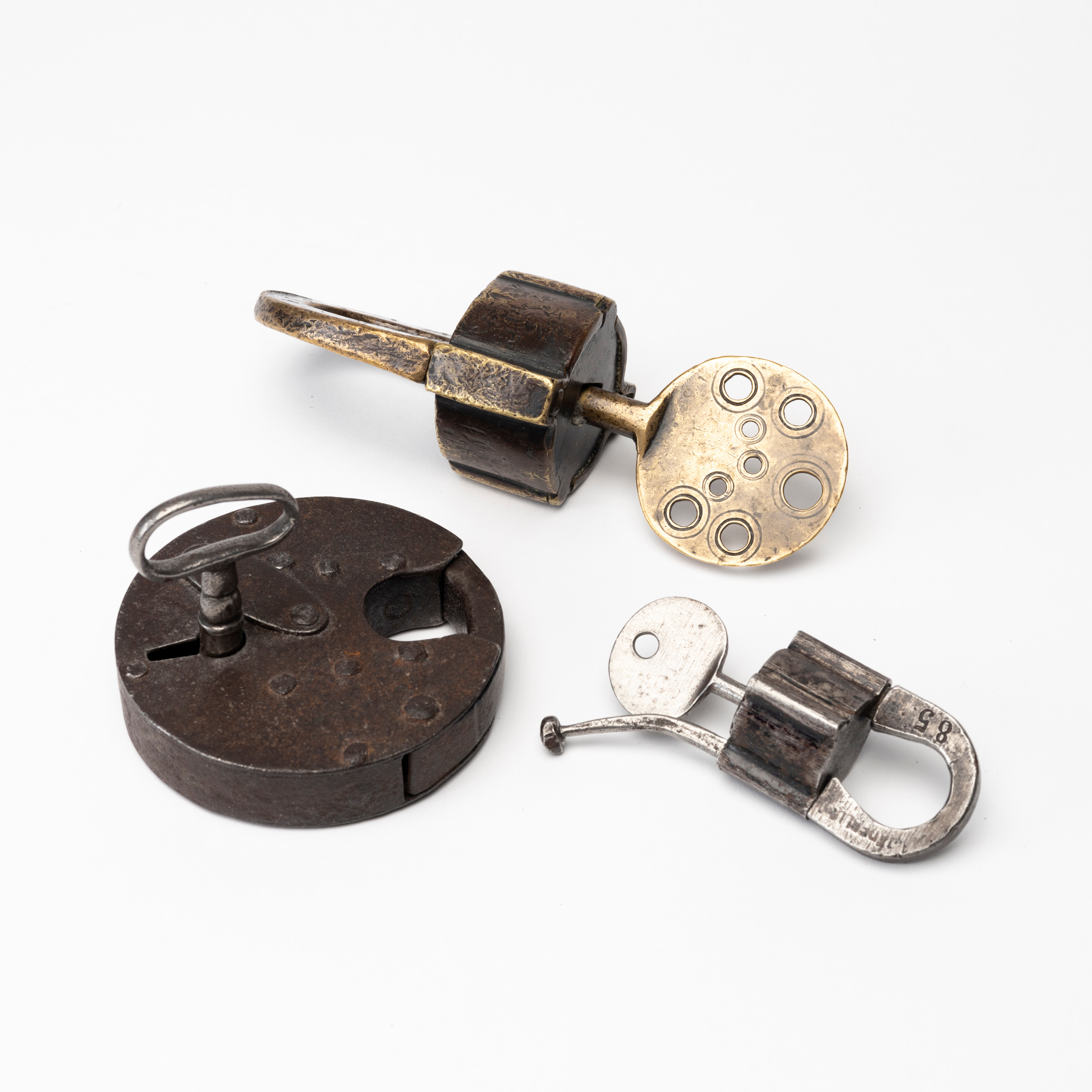 LÅS, 3 st, varav ett Polhemslås daterat 1787.