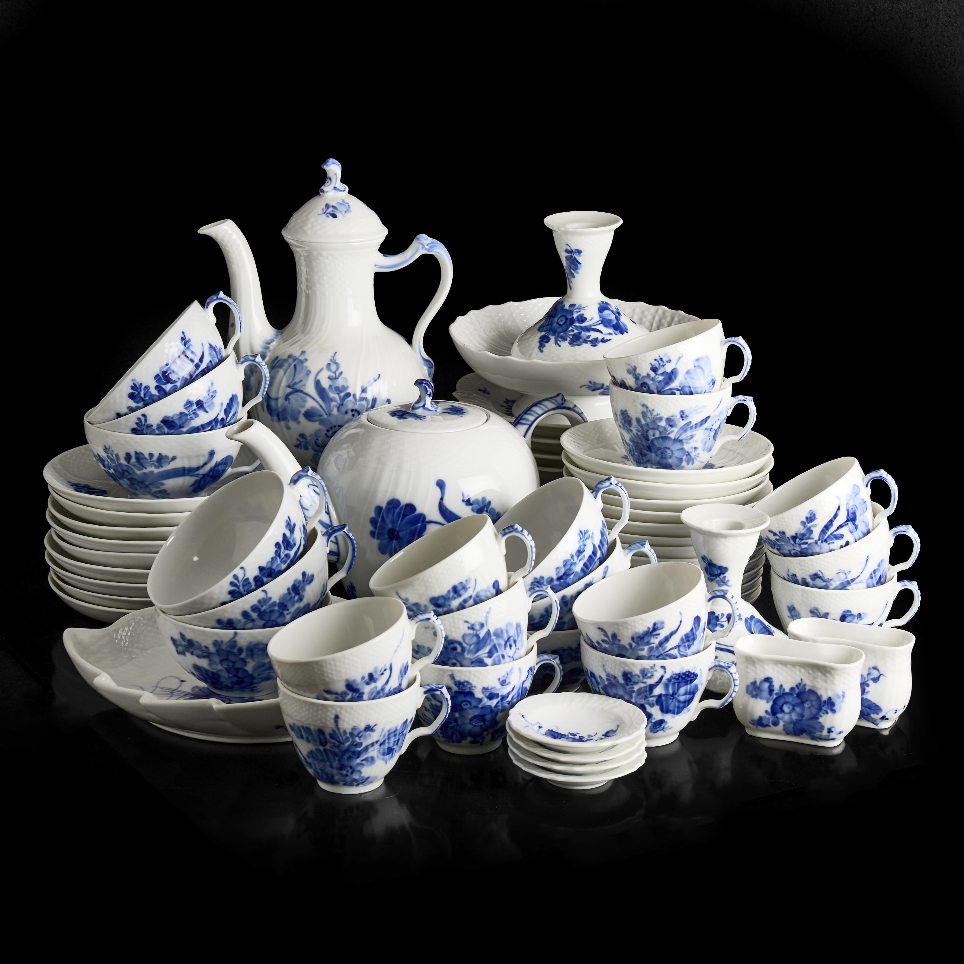 ROYAL COPENHAGEN, kaffe/teservis, 40 delar, "Blå blomst", porslin med dekor av blommor i blåvit underglasyr.