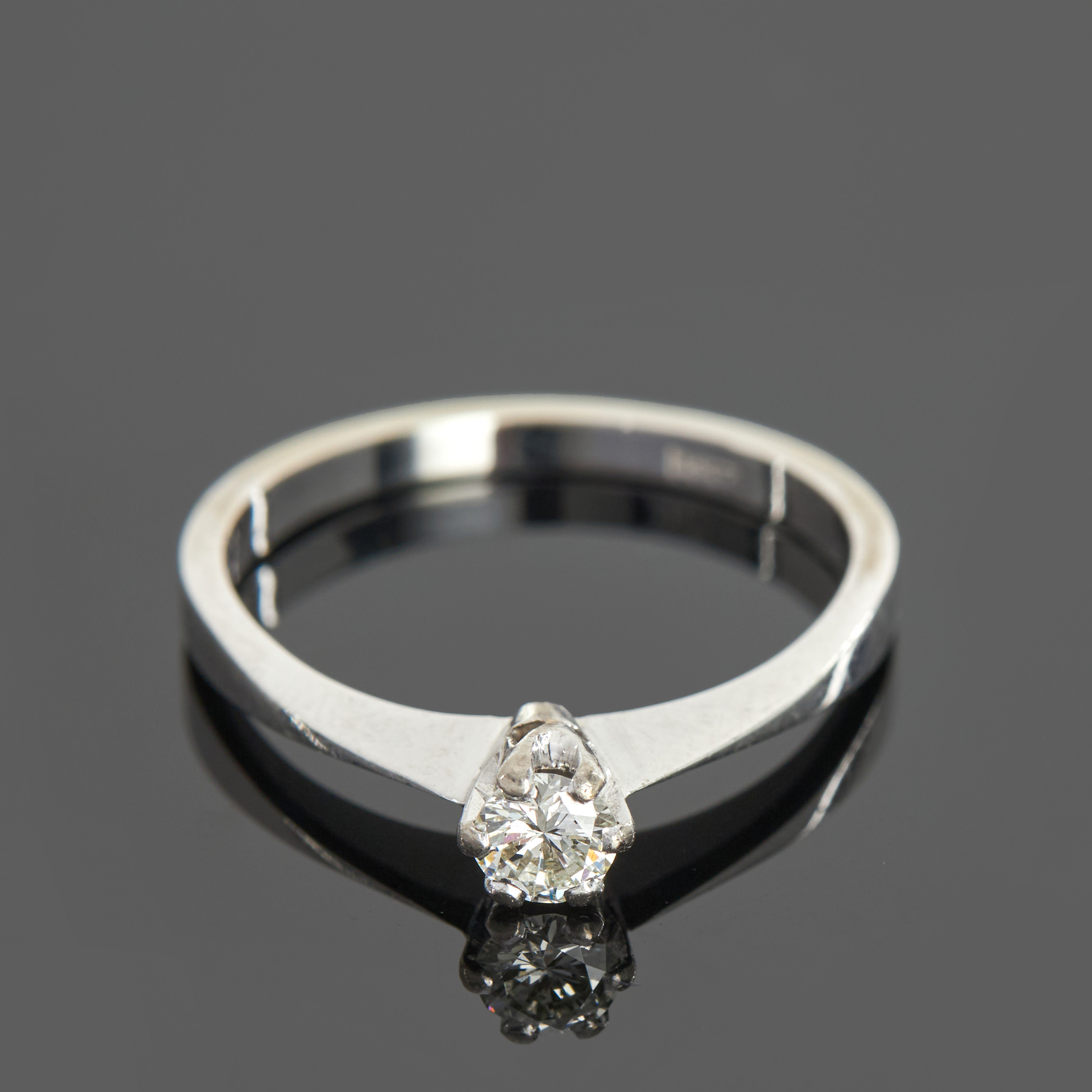 ENSTENSRING, 18k vitguld med en briljantslipad diamant 0.18ct.