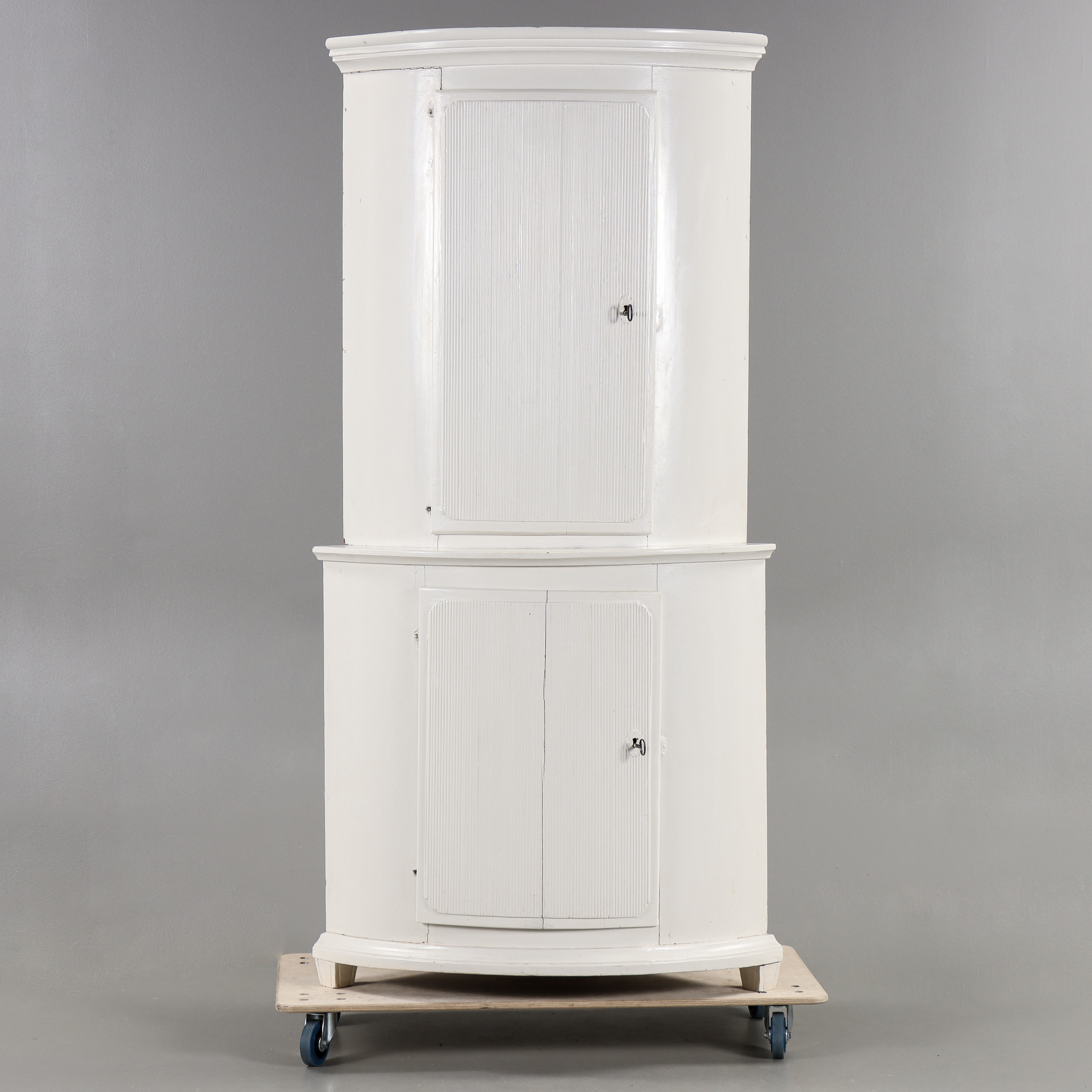 HÖRNSKÅP Gustavianskt 17/1800-tal.