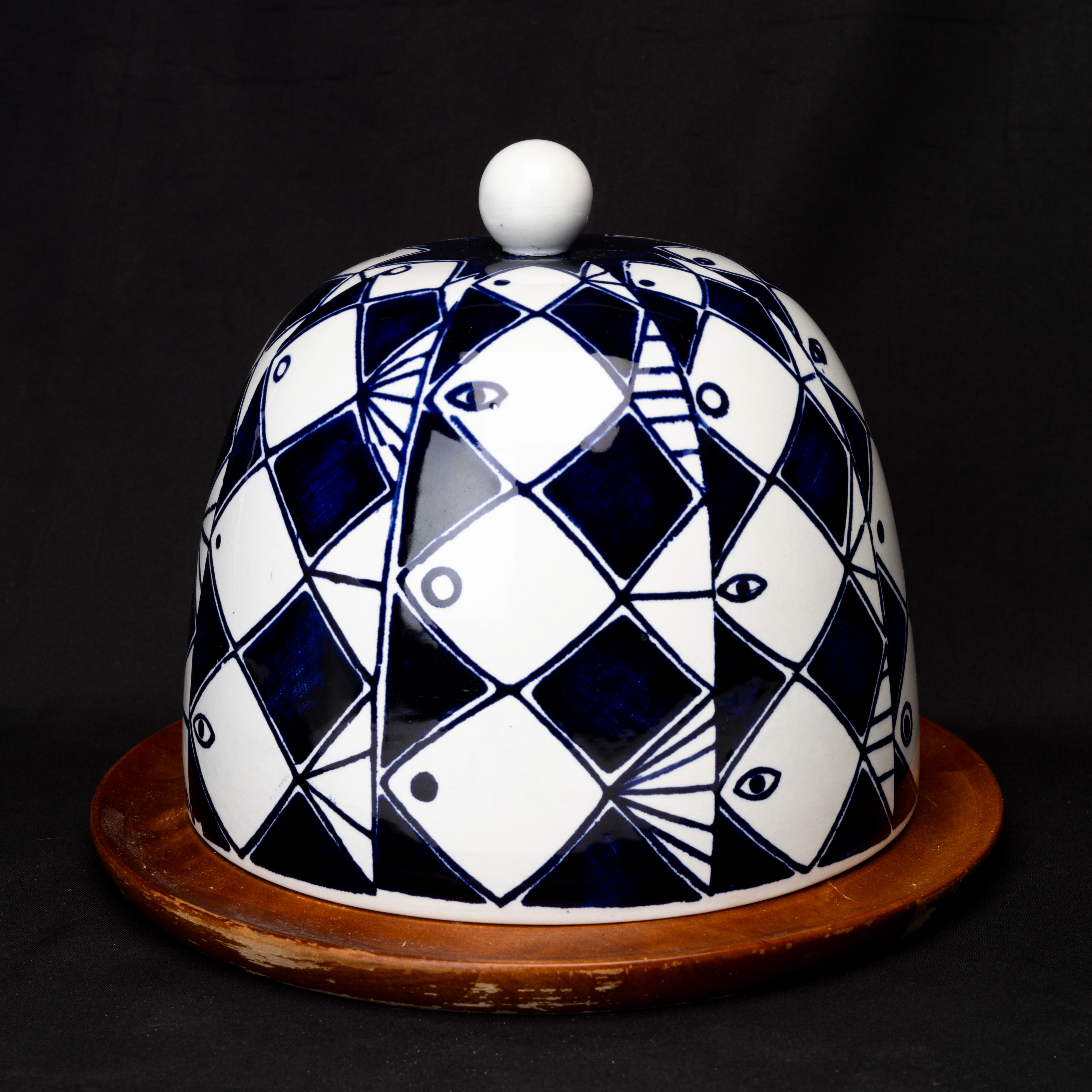 MARIANNE WESTMAN. Ostkupa, "Frisco", porslin med fat av trä, Rörstrand.