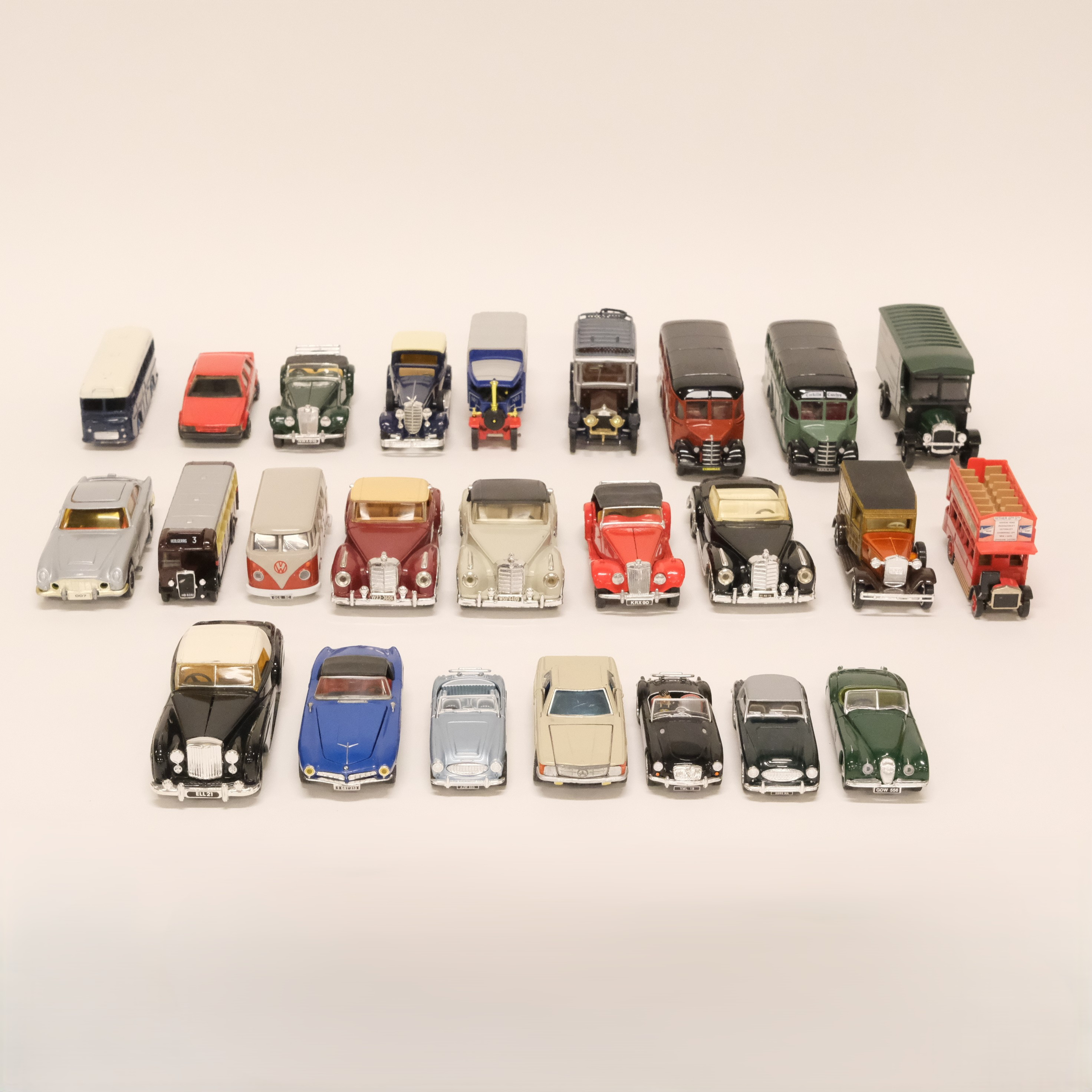 CORGI/MATCHBOX. 29 MODELLBILAR. OLIKA SKALOR.