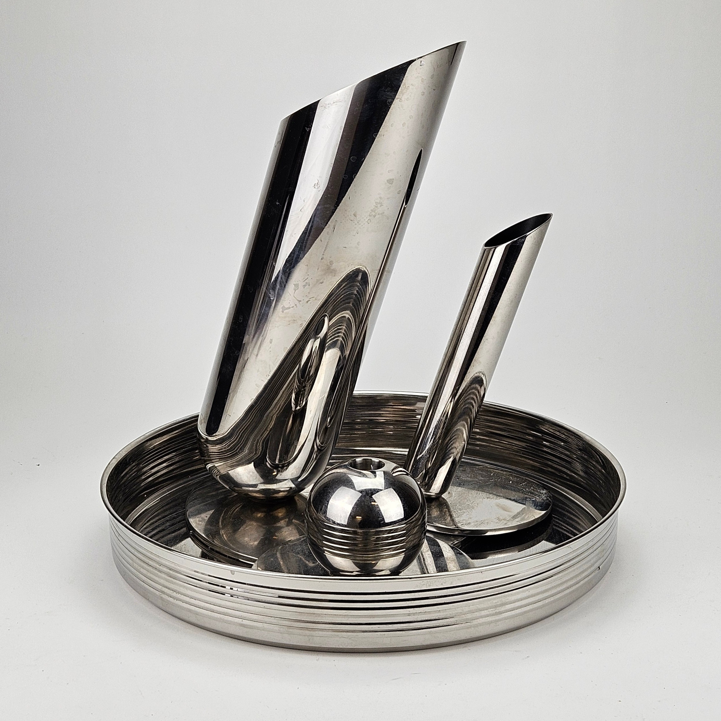 H&M X RABANNE. Vaser, 2 st, Ljusstake och bricka, rostfritt stål. 2023.