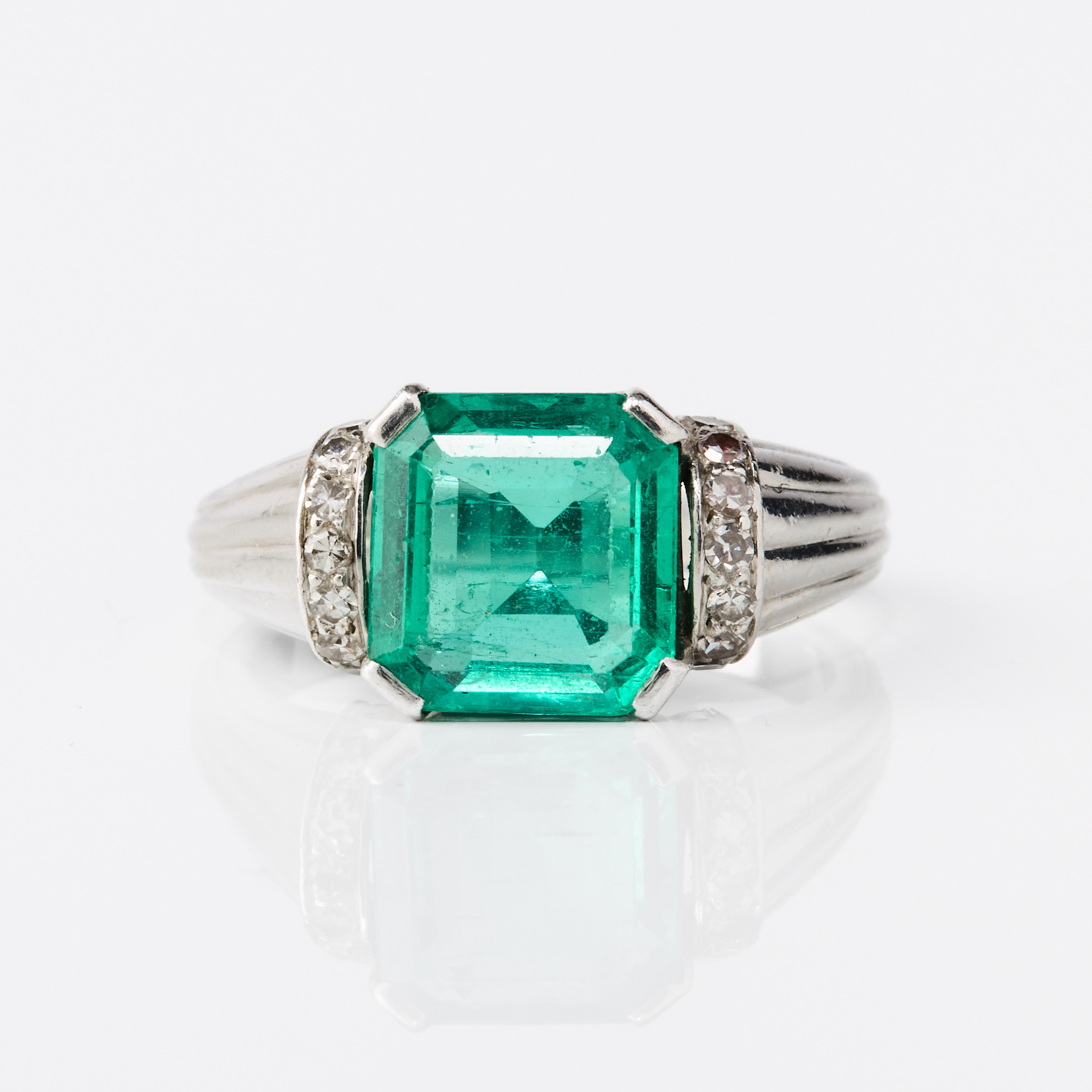 W.A. BOLIN. Ring, platina med en smaragd och diamanter, Art Déco, Stockholm 1929.
