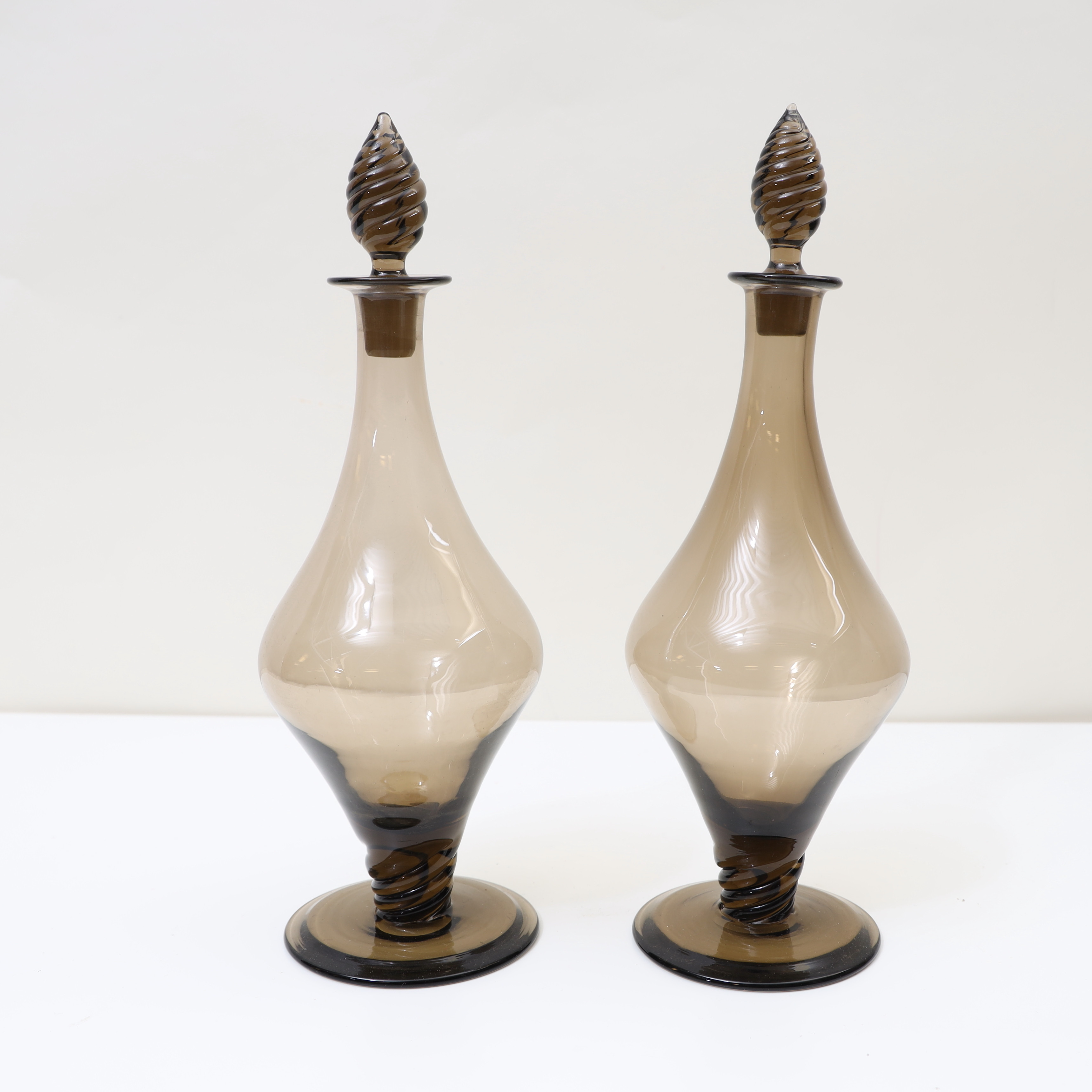 SIMON GATE. Karaffer ett par, Sandviks/Orrefors glasbruk.