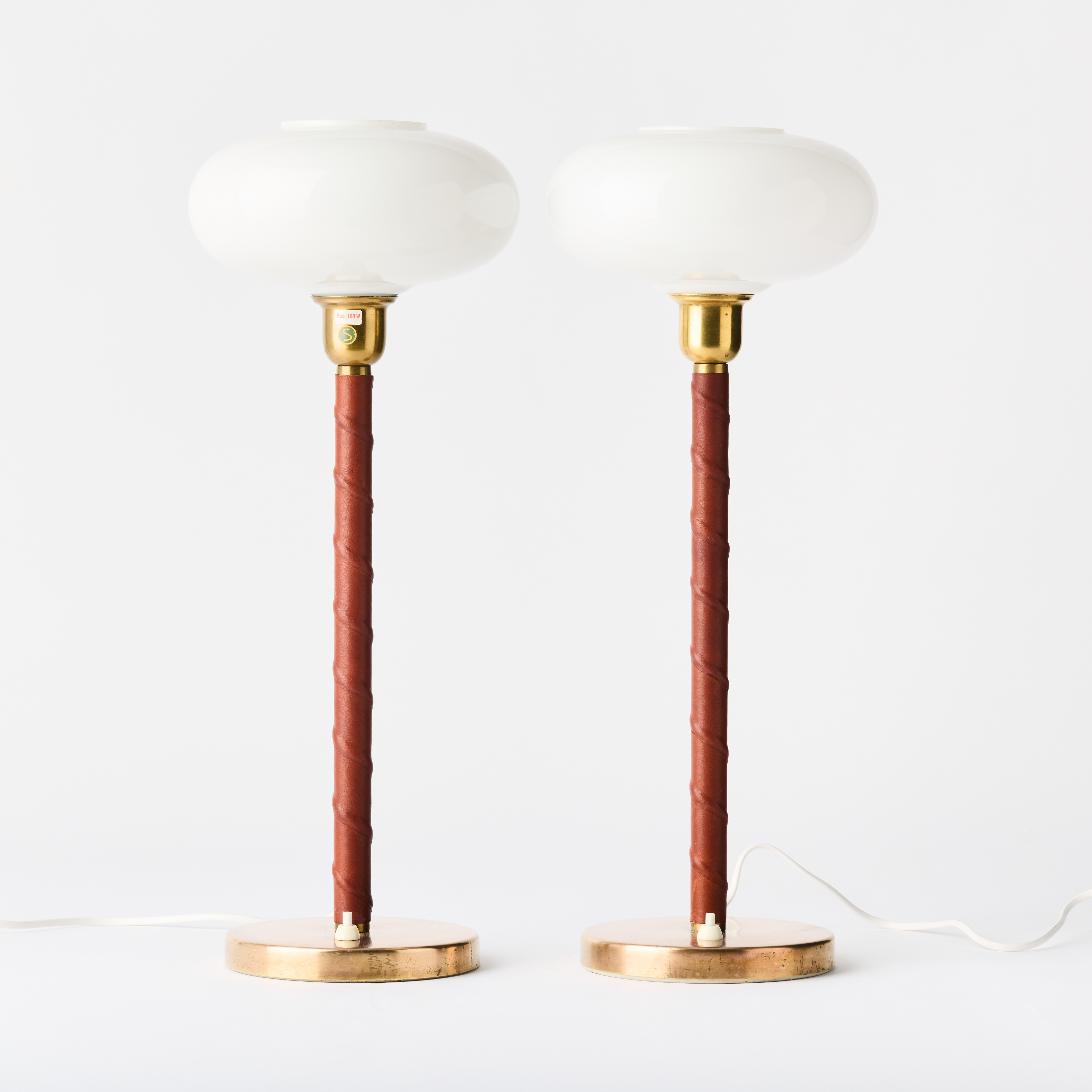 ASEA BELYSNING. Bordslampor, ett par, Sverige 1950-tal, mässing, pelare lindade i cognacsfärgat läder, kupor i opalglas.