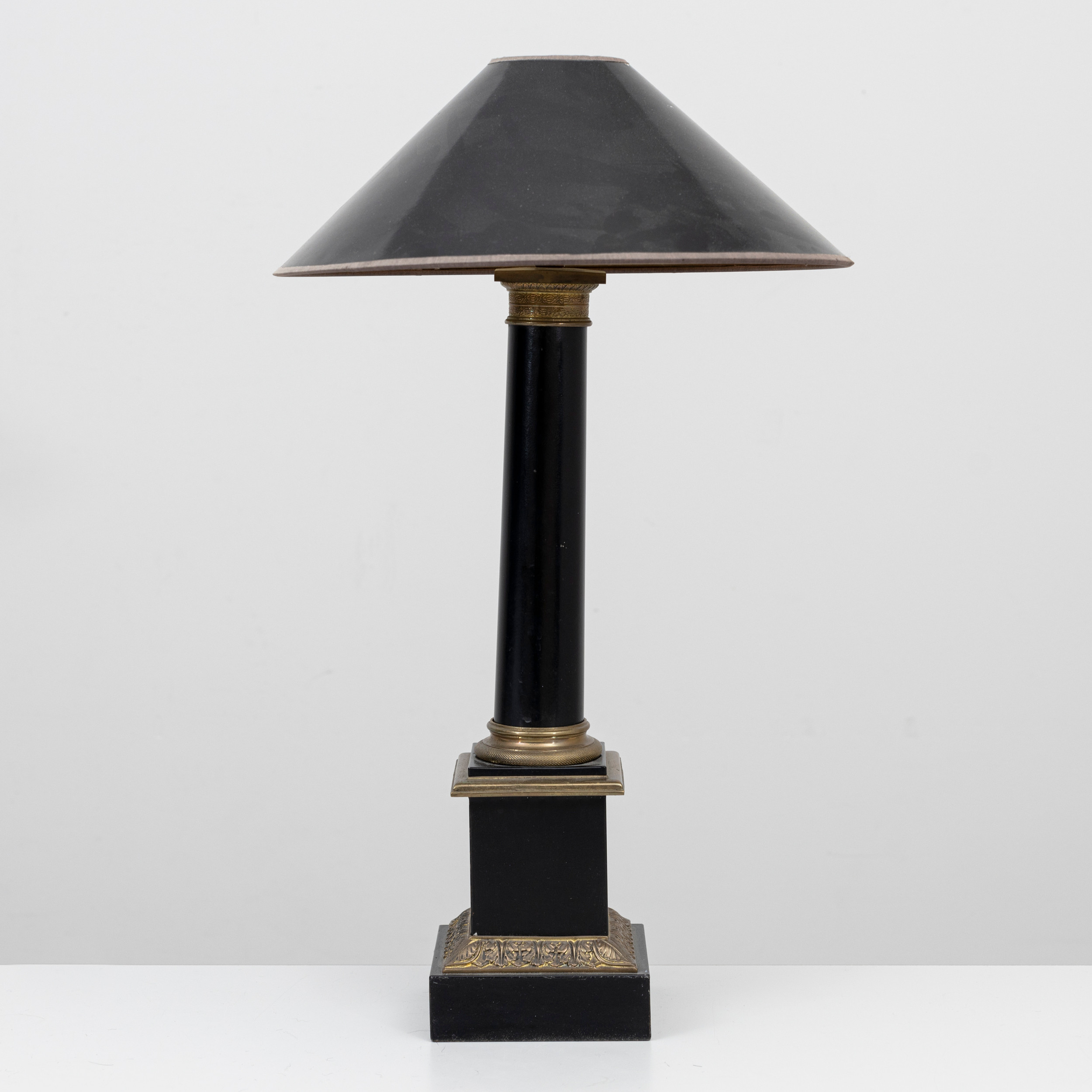 BORDSLAMPA, trä och metall, Empire-stil, 1900-talets andra hälft.
