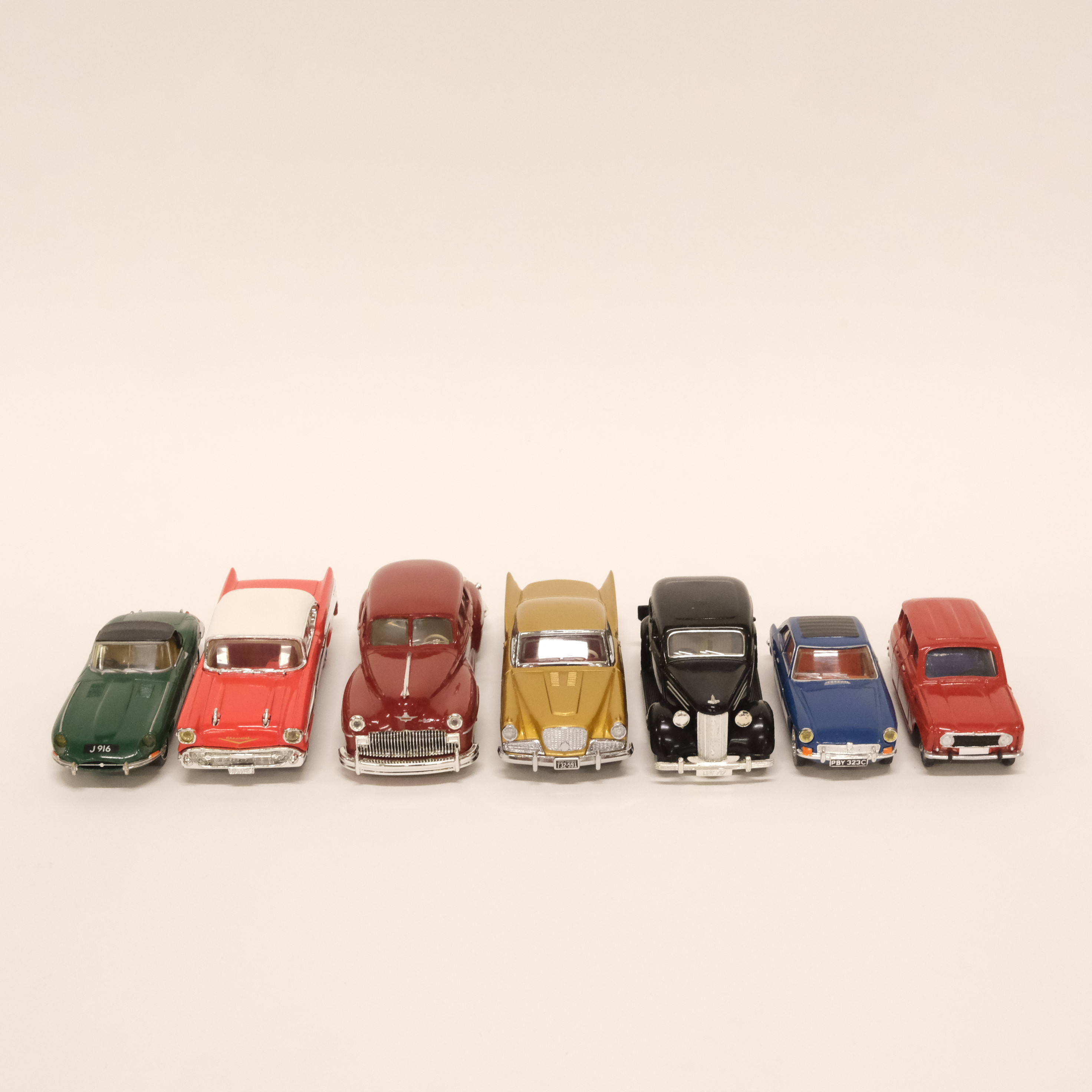 DINKY TOYS/MATCHBOX. SJU MODELLBILAR.