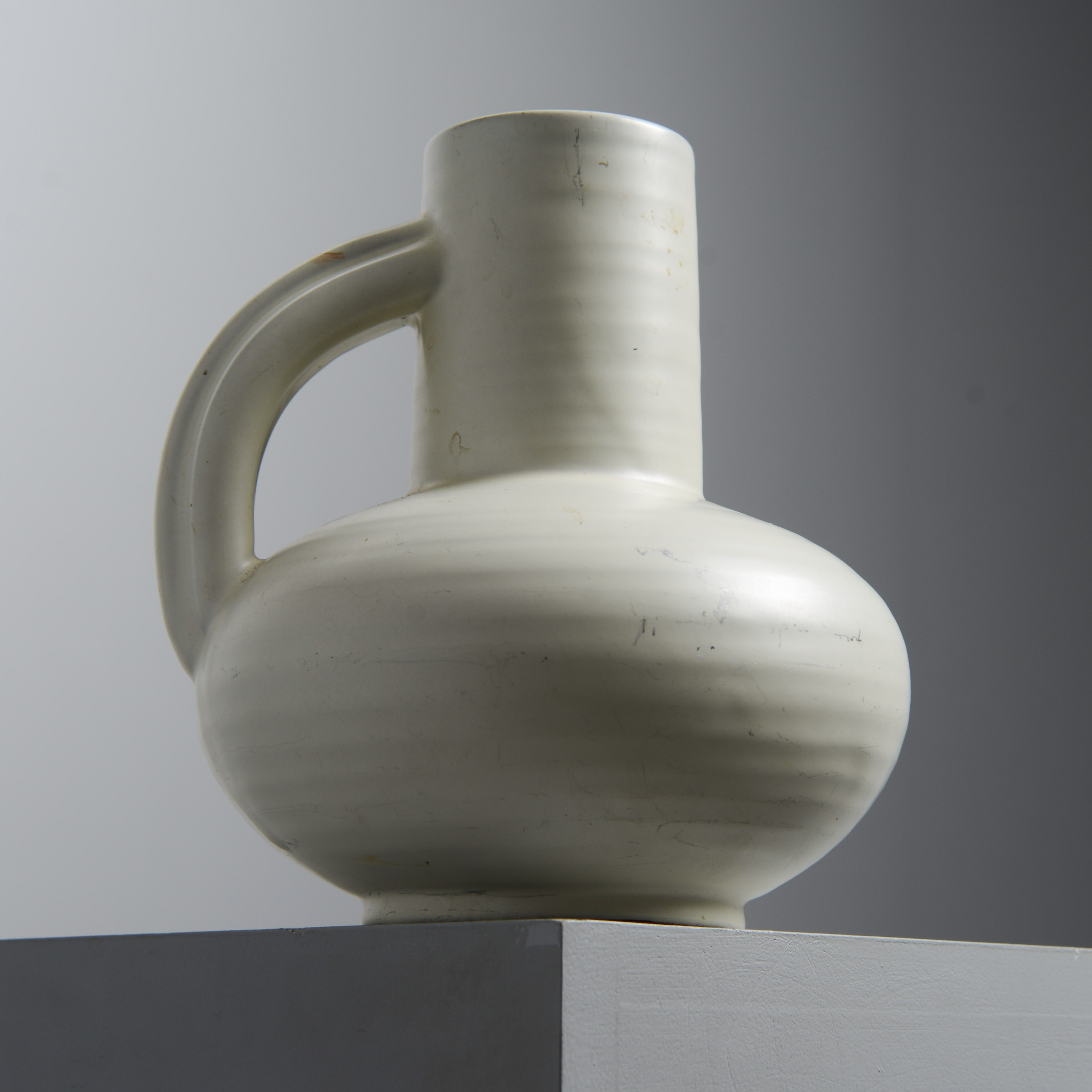 HARALD ÖSTERGREN. Krus, modell 50, Swedish Modern, Upsala-Ekeby, 1940-tal.