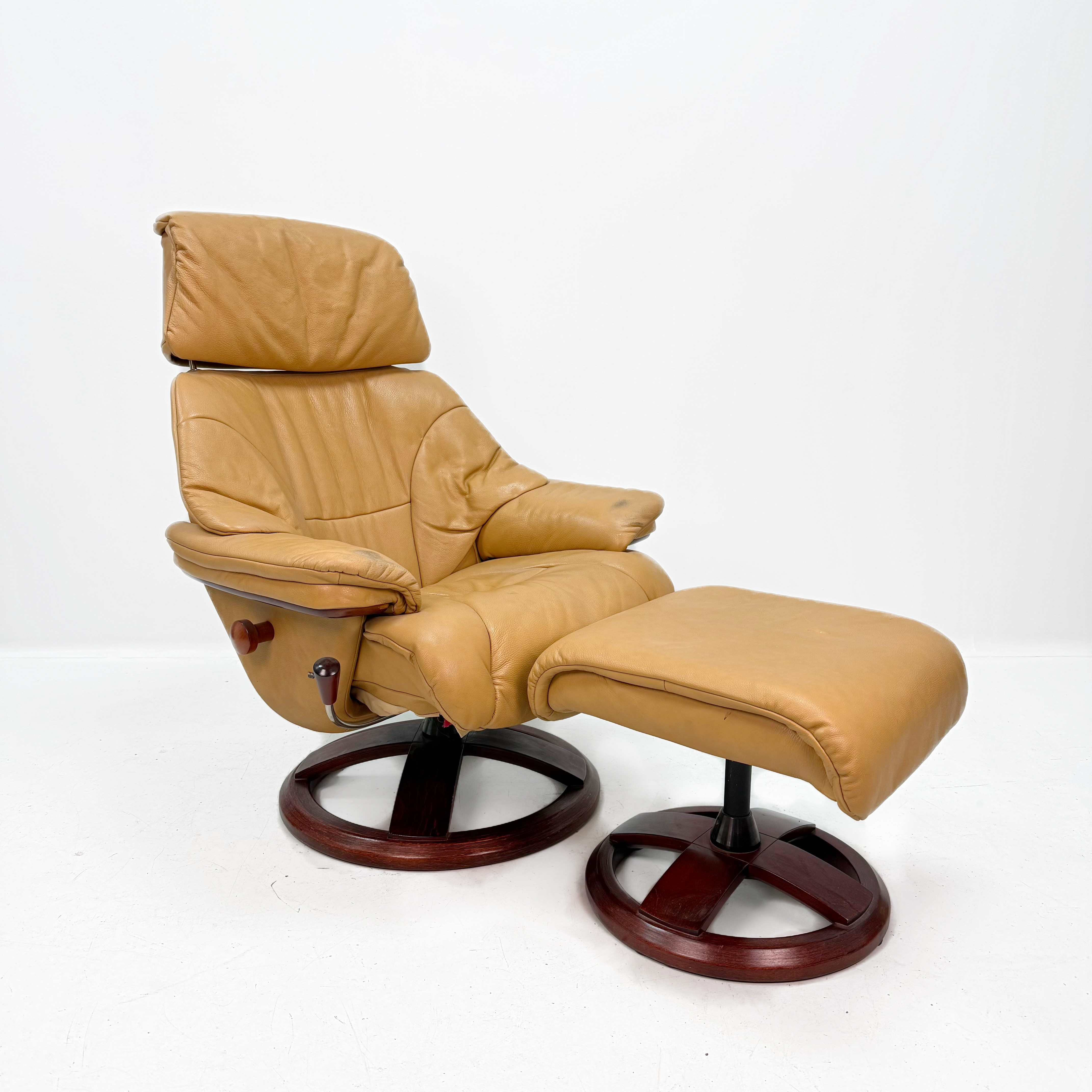 FÅTÖLJ - Stressless modell, med fotpall, ljusbrun.