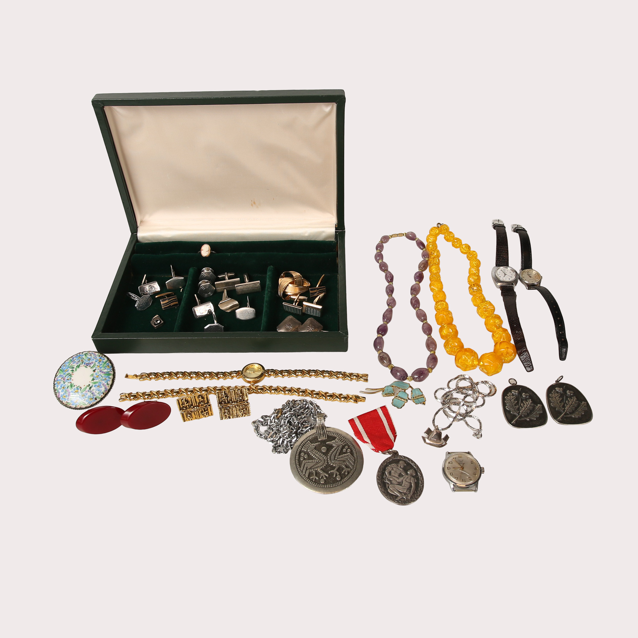 DIVERSE BIJOUTERIER, silver förekommer. Armband, Ametisthalsband, Armbandsur, Manchettknappar mm. Omkring 1950-2000-tal.