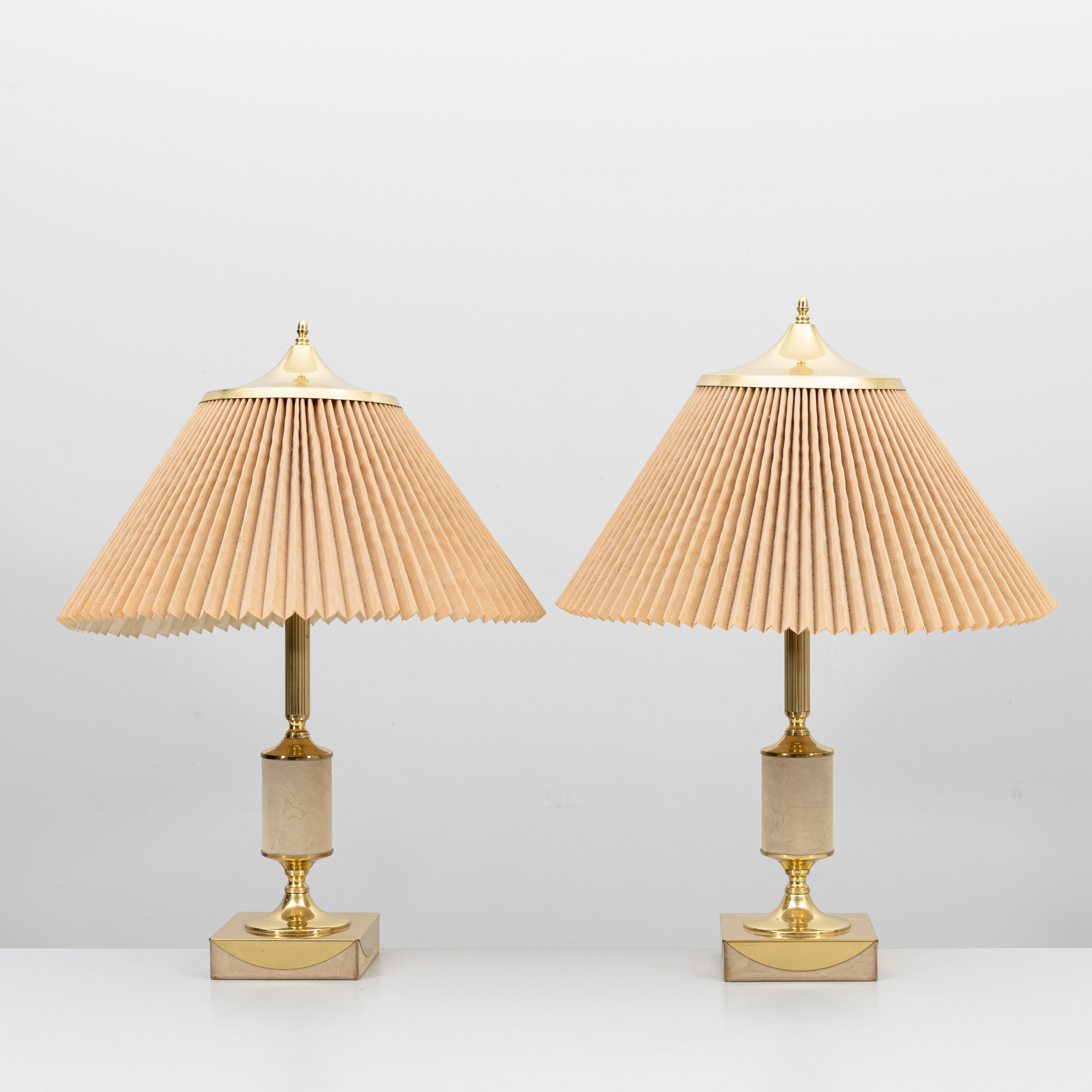 BORDSLAMPOR, ett par, mässing och textil, TR & Co, Norge, 1970-tal.