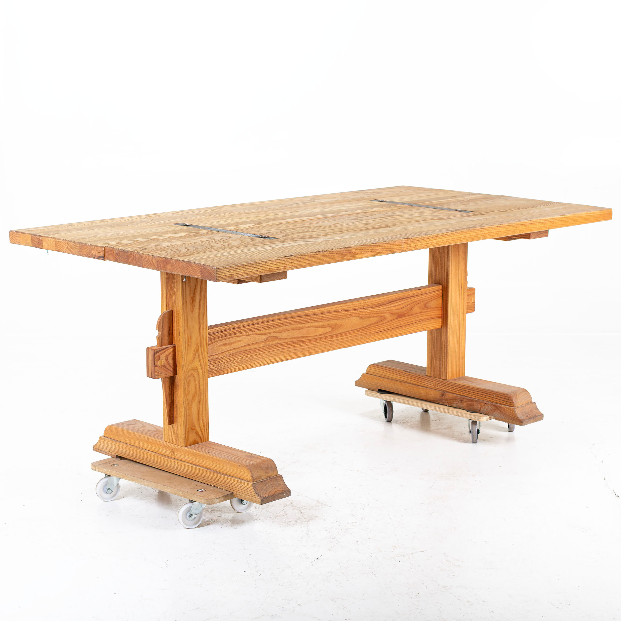 BOCKBORD, Massivt trä med beslag i järn.