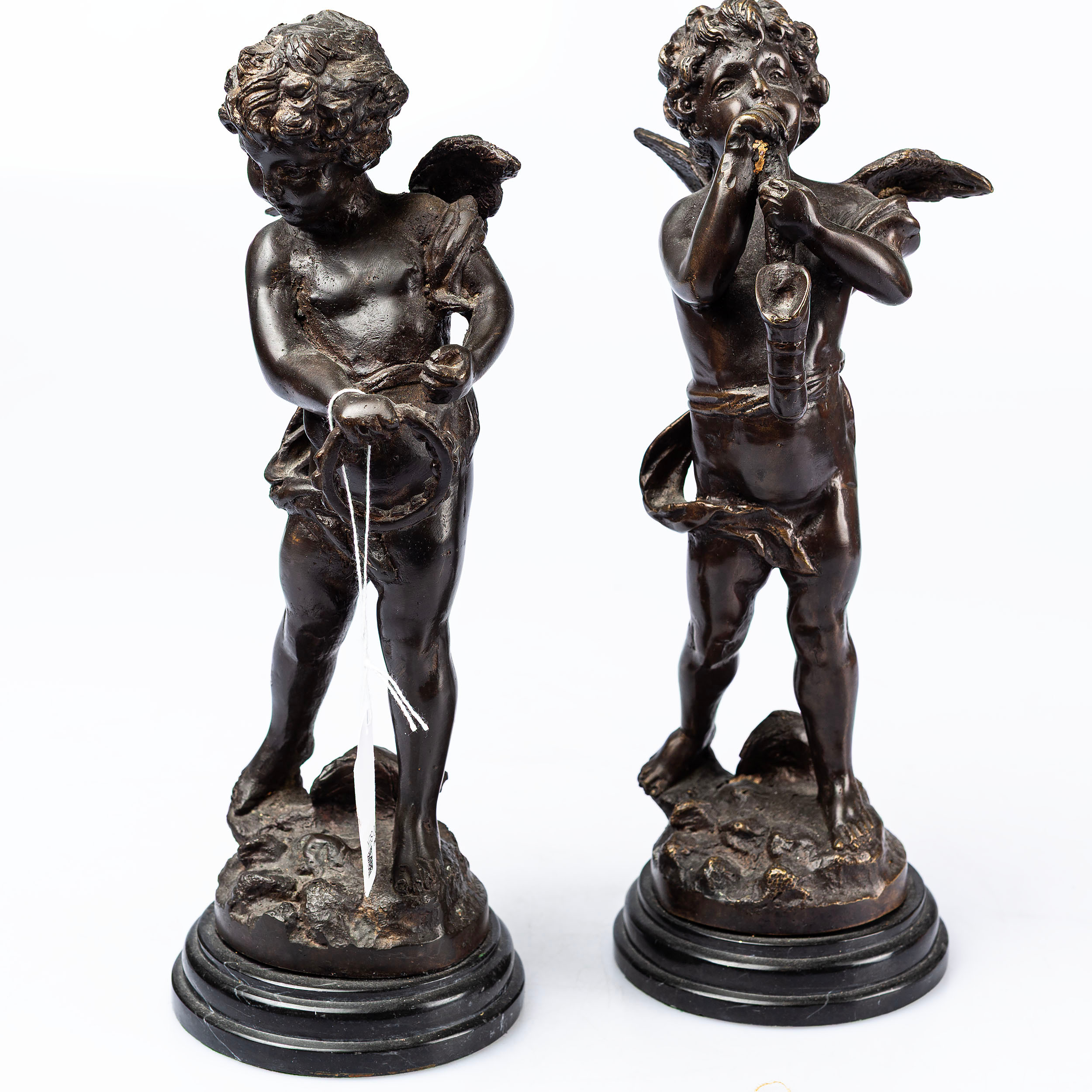 SKULPTURER, ett par, "spelande putti", patinerad brons, signerade.