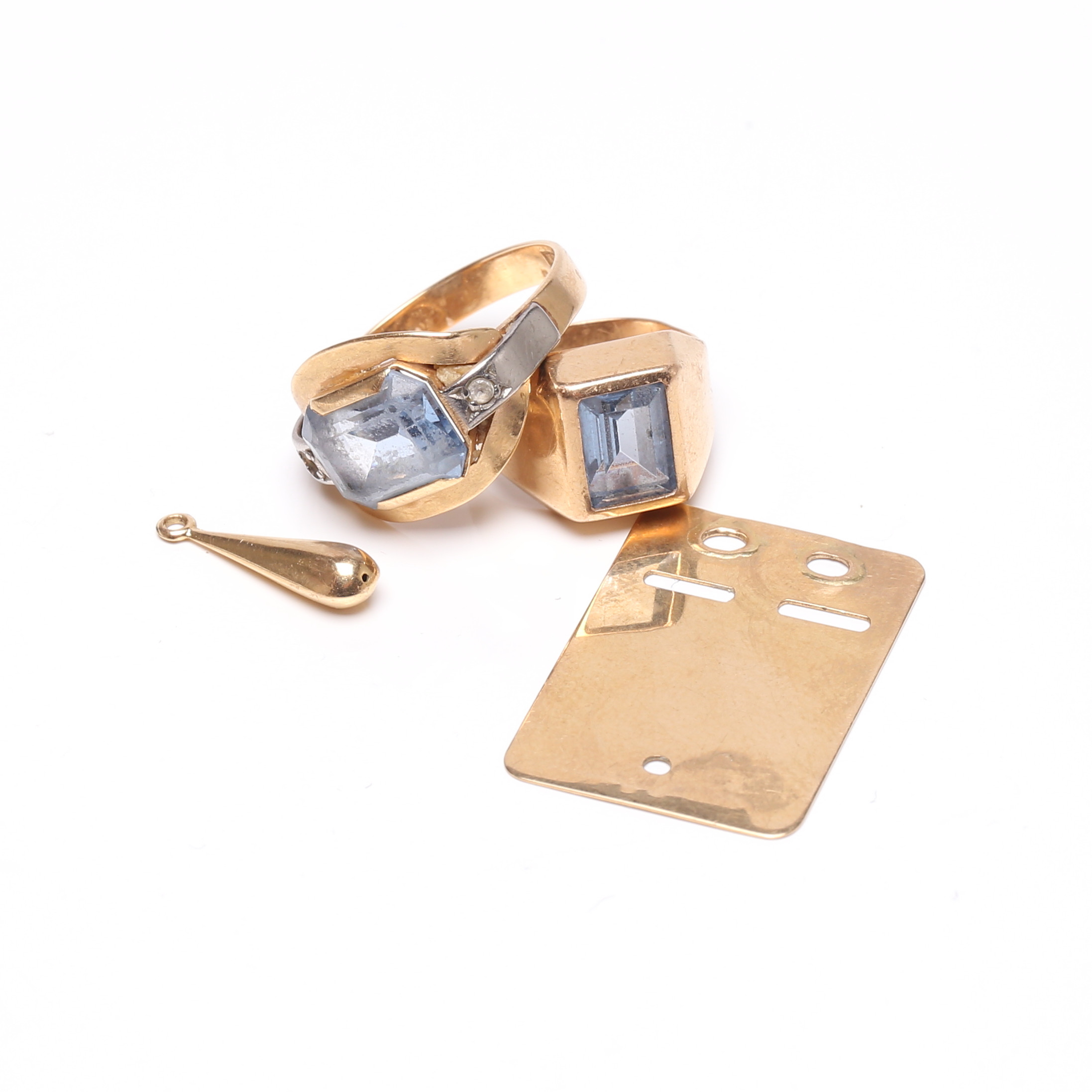 2 RINGAR samt 2 HÄNGE, 18K, Guld, vikt cirka 9,5 gram.