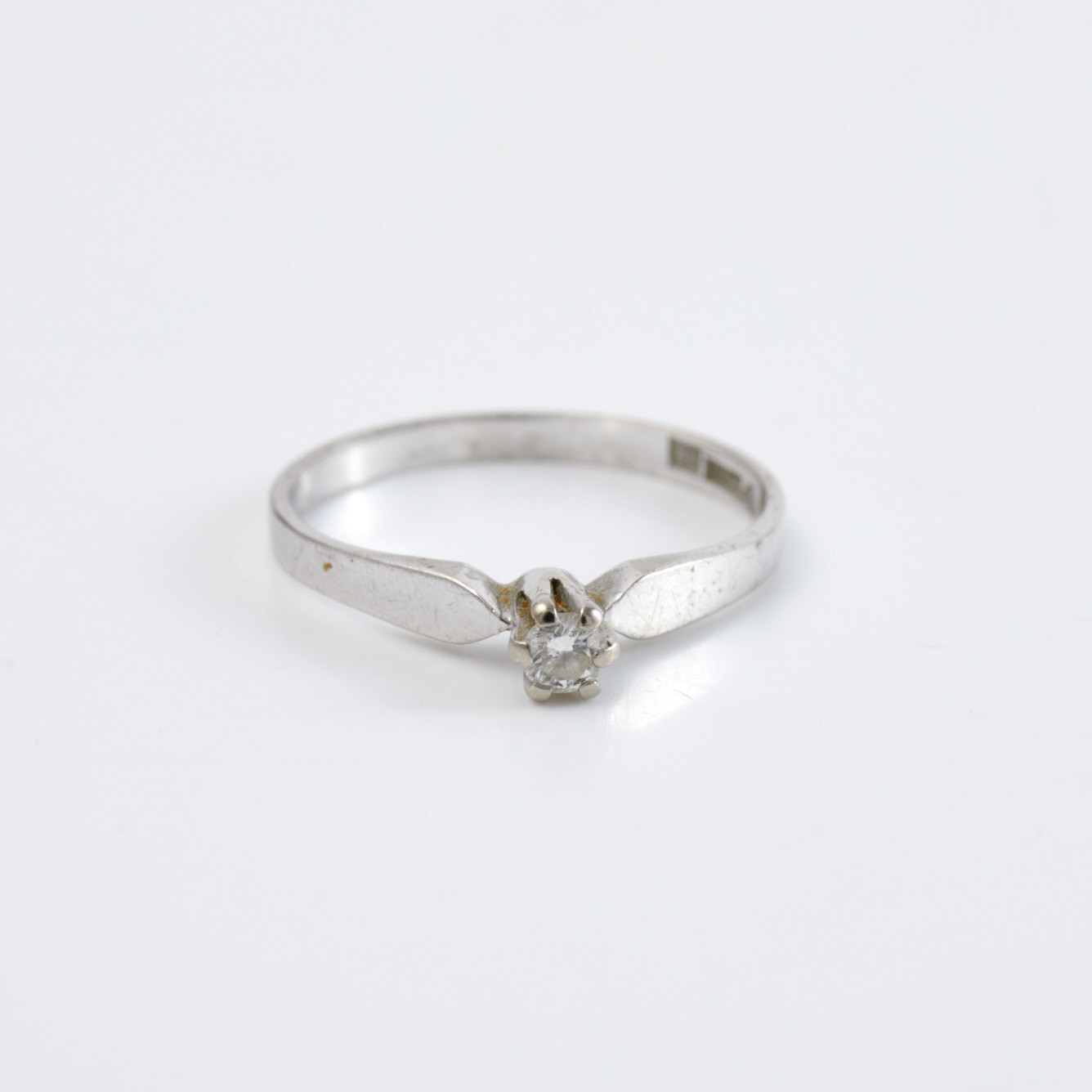 RING, 18 k vitguld, 1 briljantslipad diamant, 0,10 ct enligt gravyr, Petterssons Eftr Juvelerar Ab Joh, Stockholm, 1968.